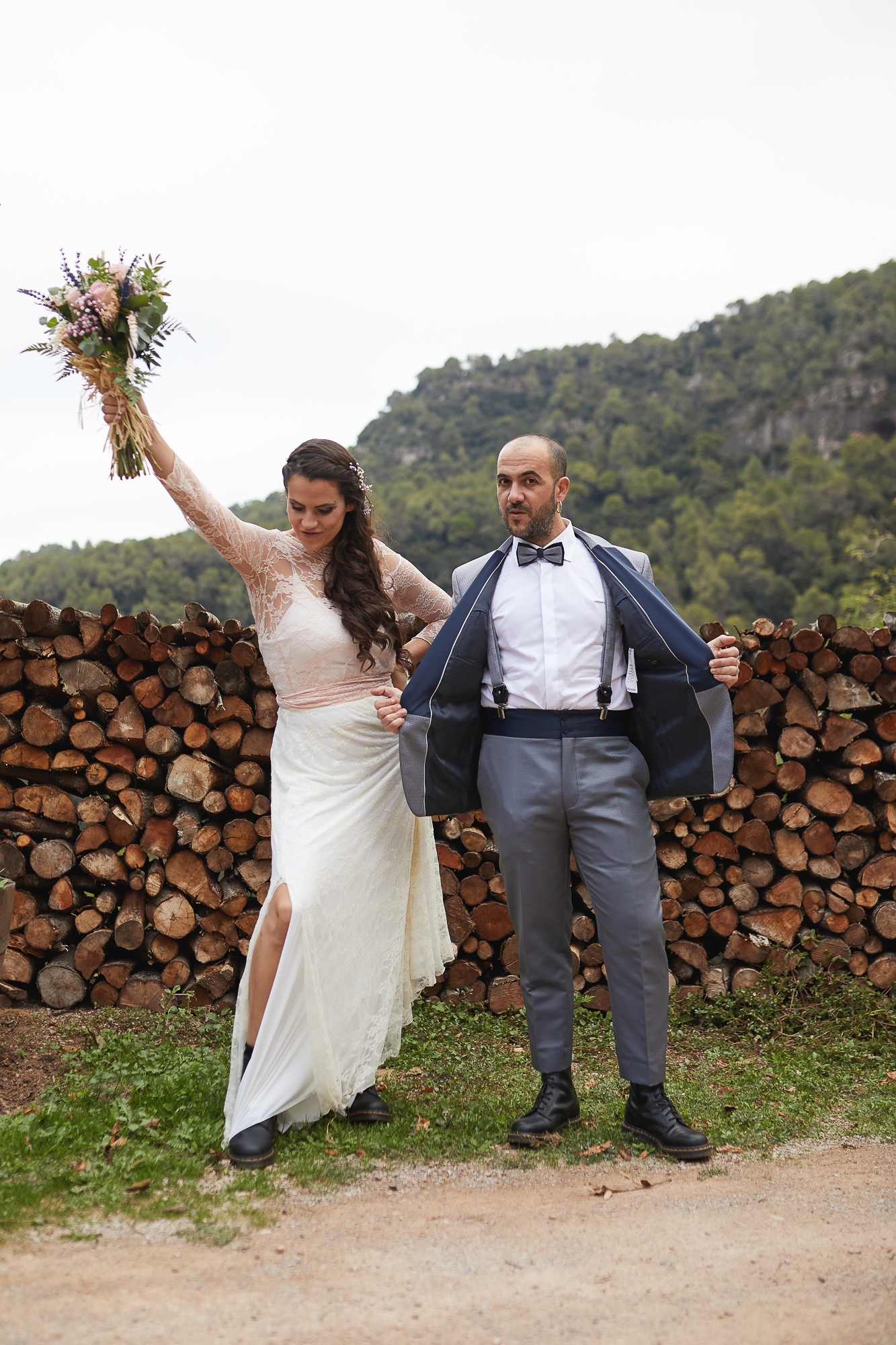 los novios posando para la foto