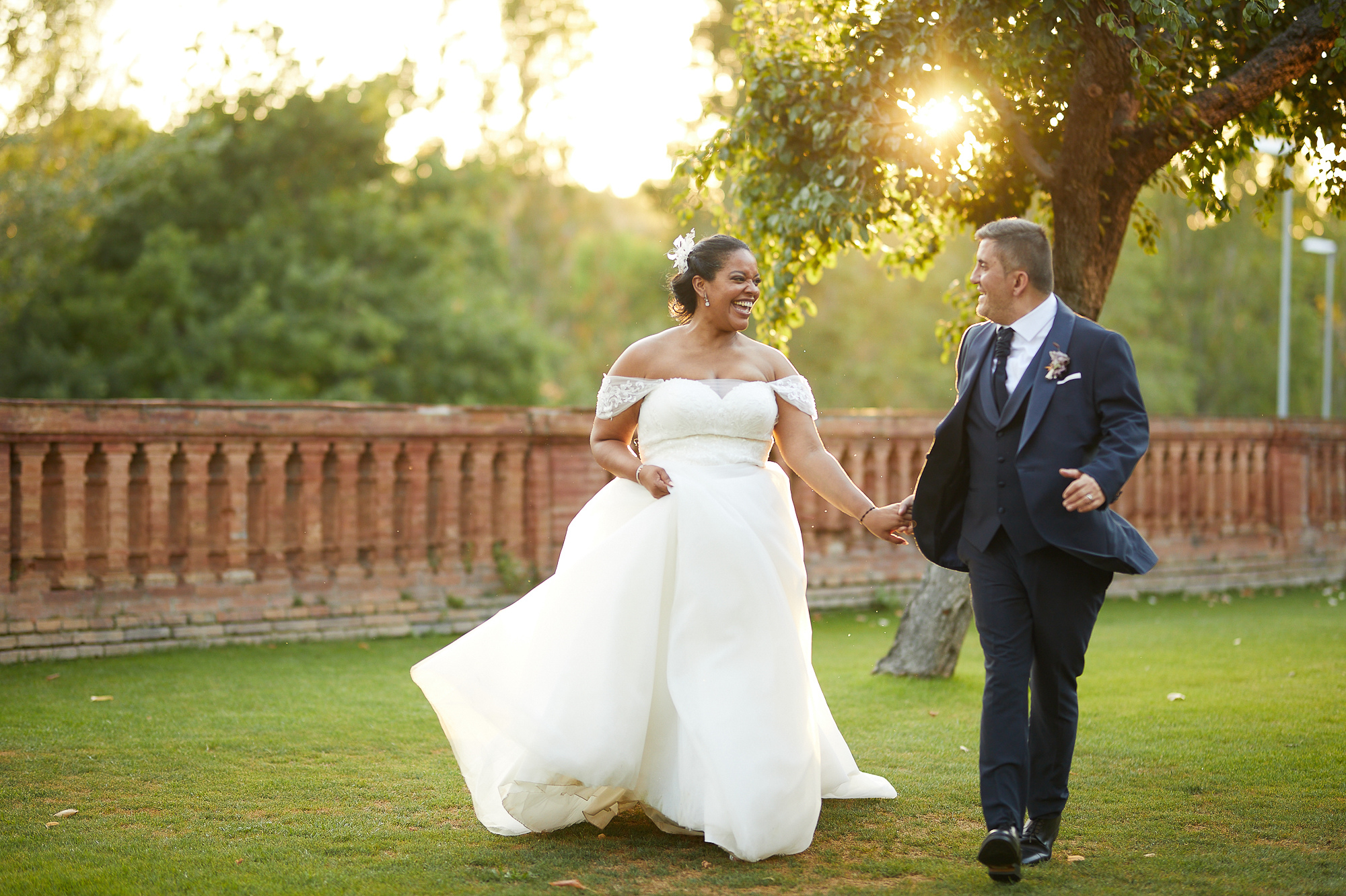 recien casados corriendo de la mano
