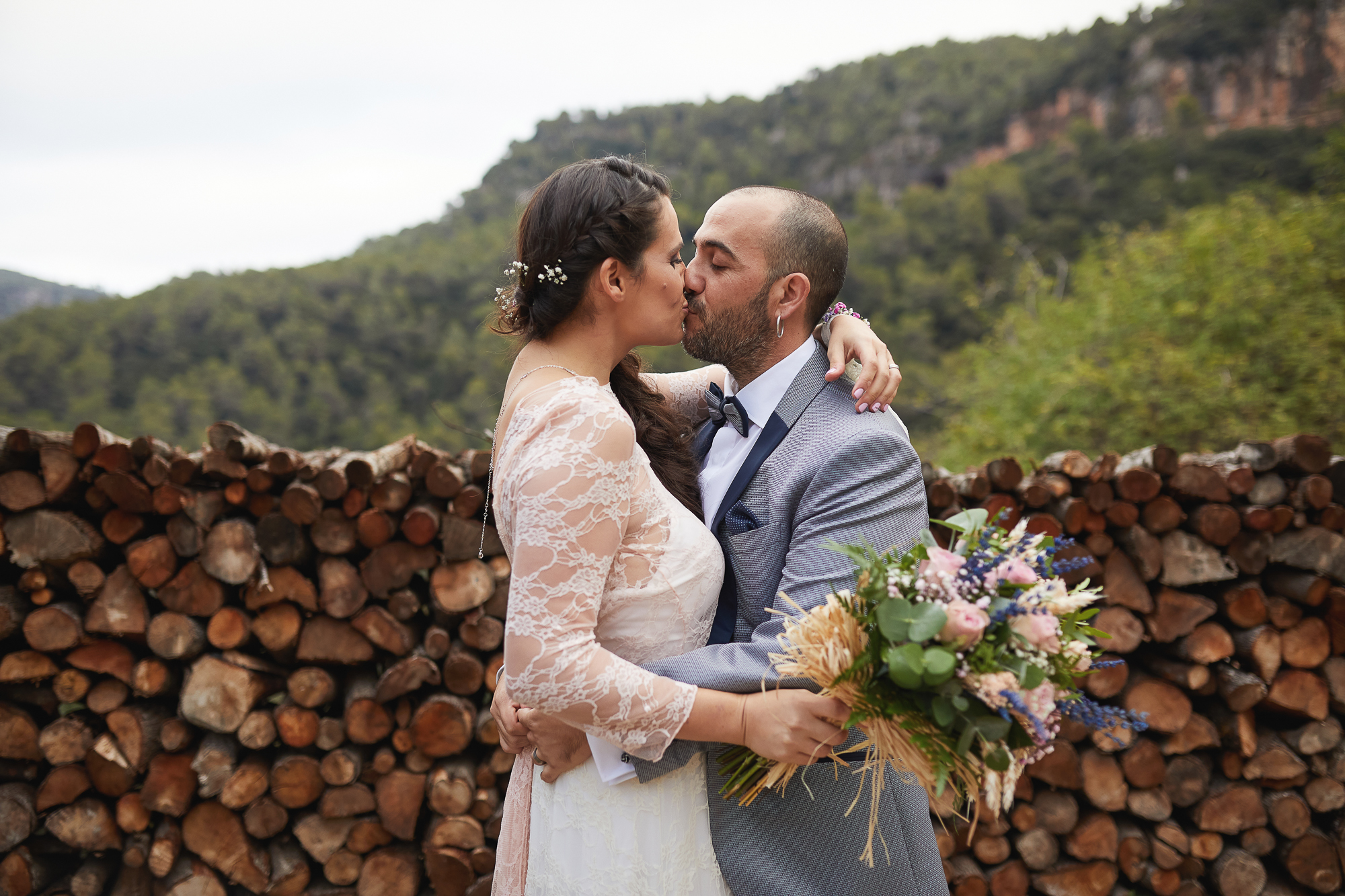 beso de novios en el campo