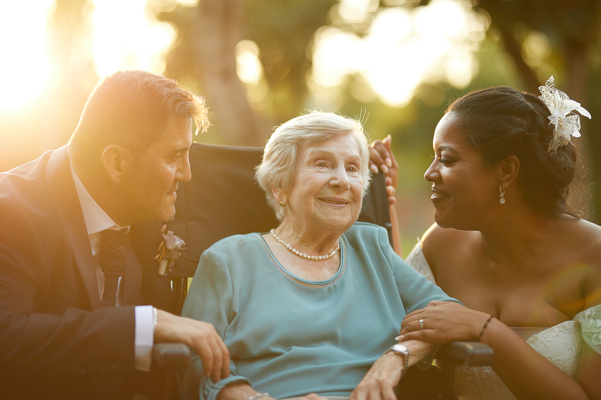 los novios con la abuela