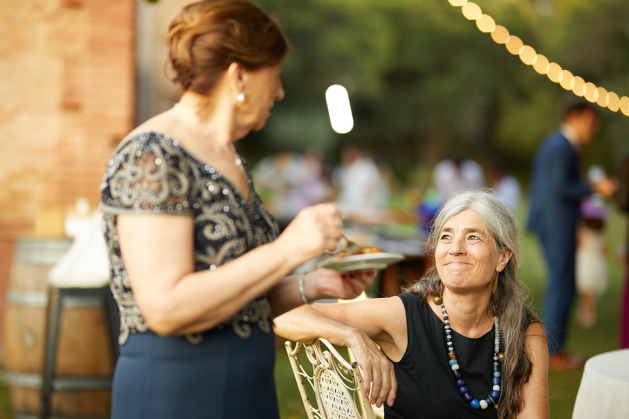 mujeres hablando en el banquete