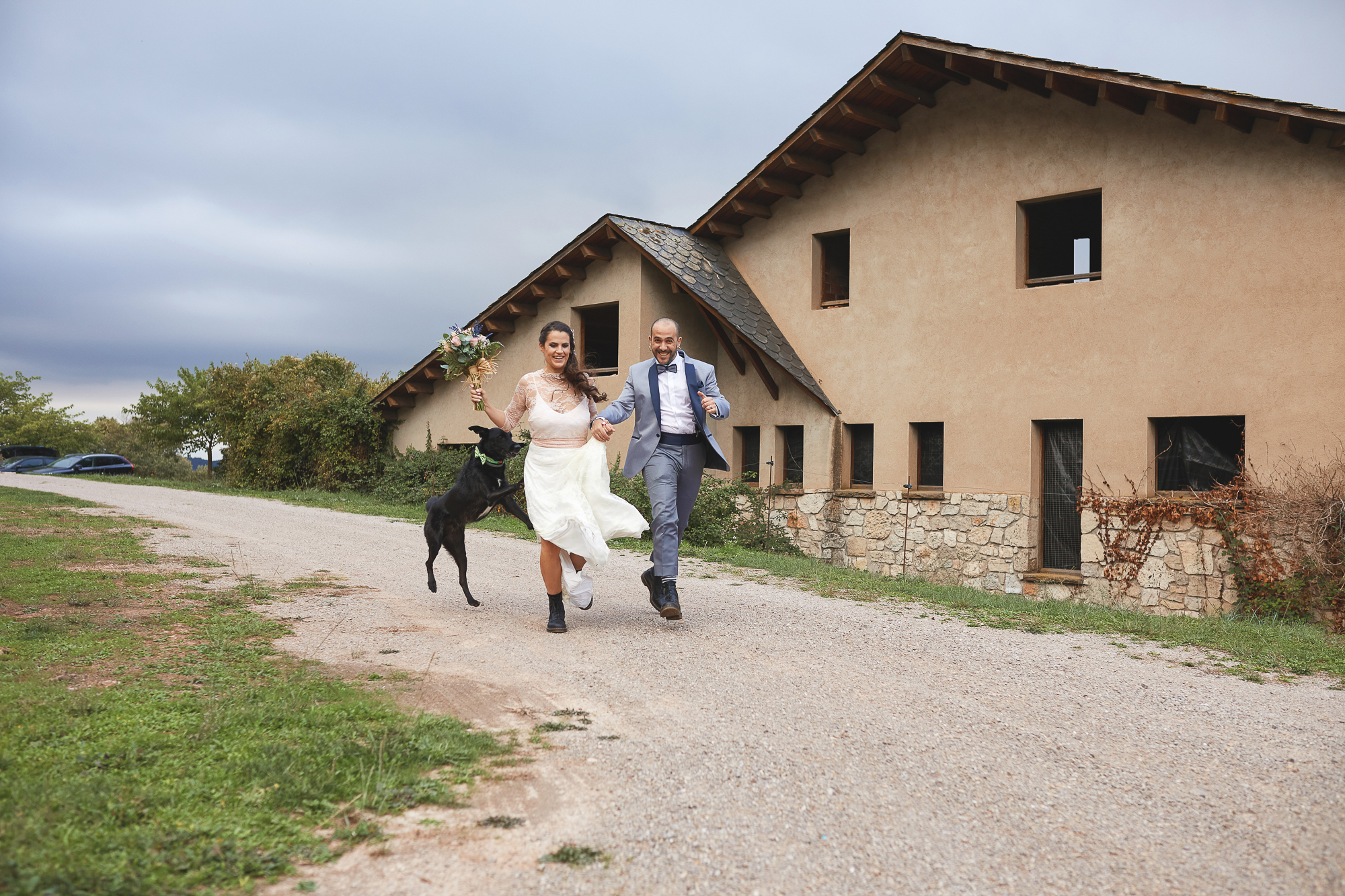 novios corriendo con su perro