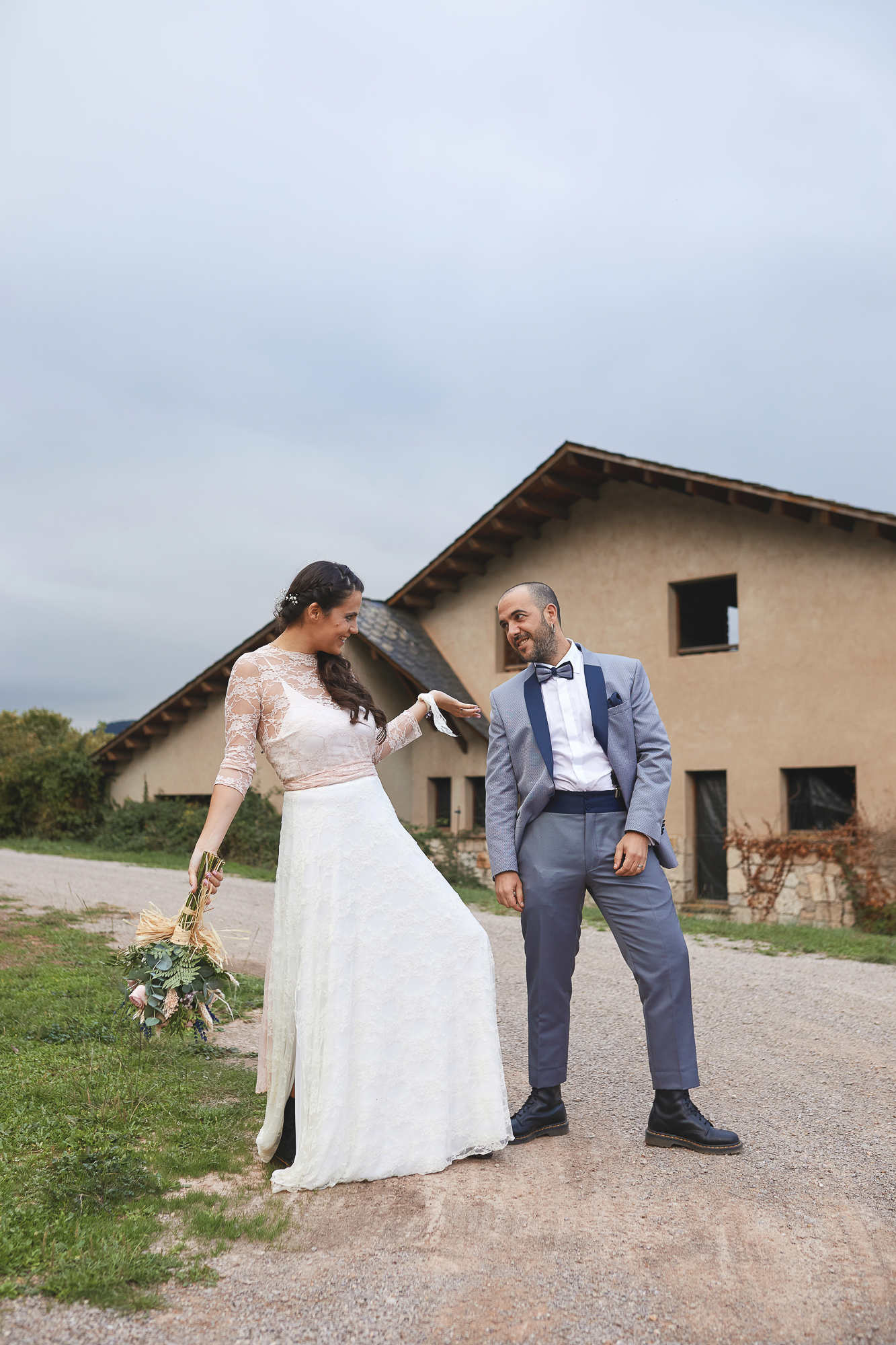 novios posando para la foto