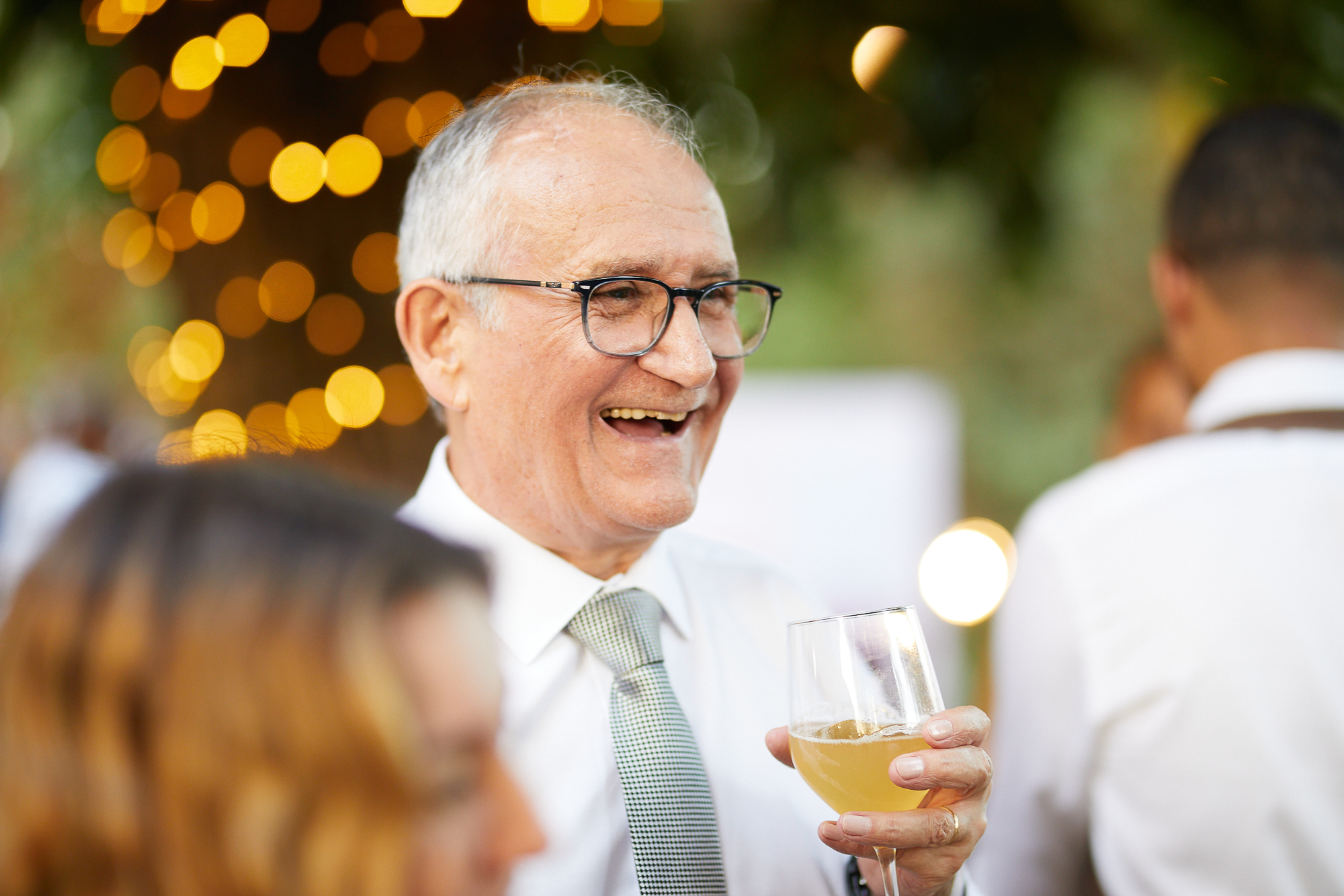 abuelo bebiendo una copa en la fiesta de bodas