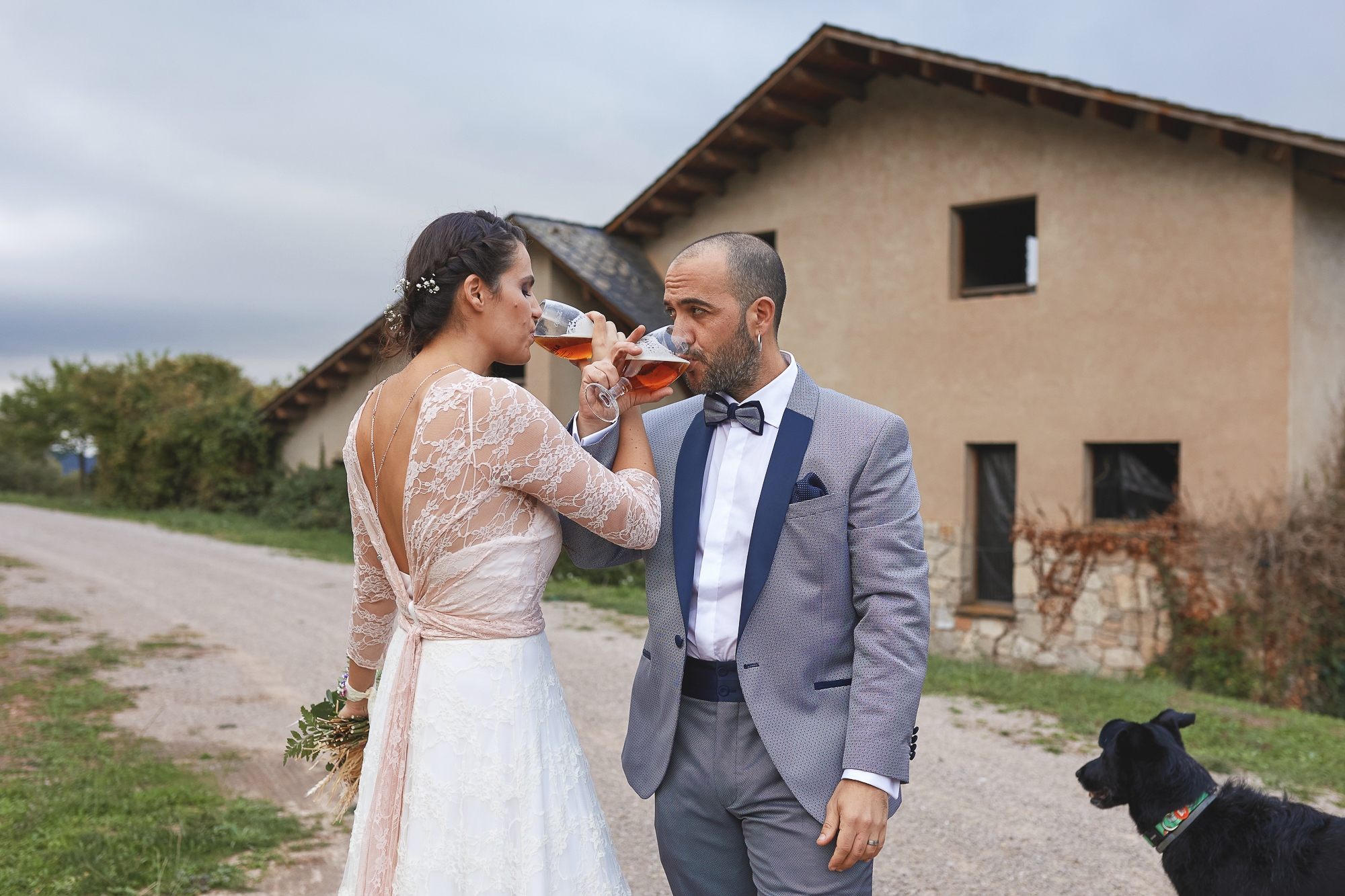 novios bebiendo una copa de cerveza