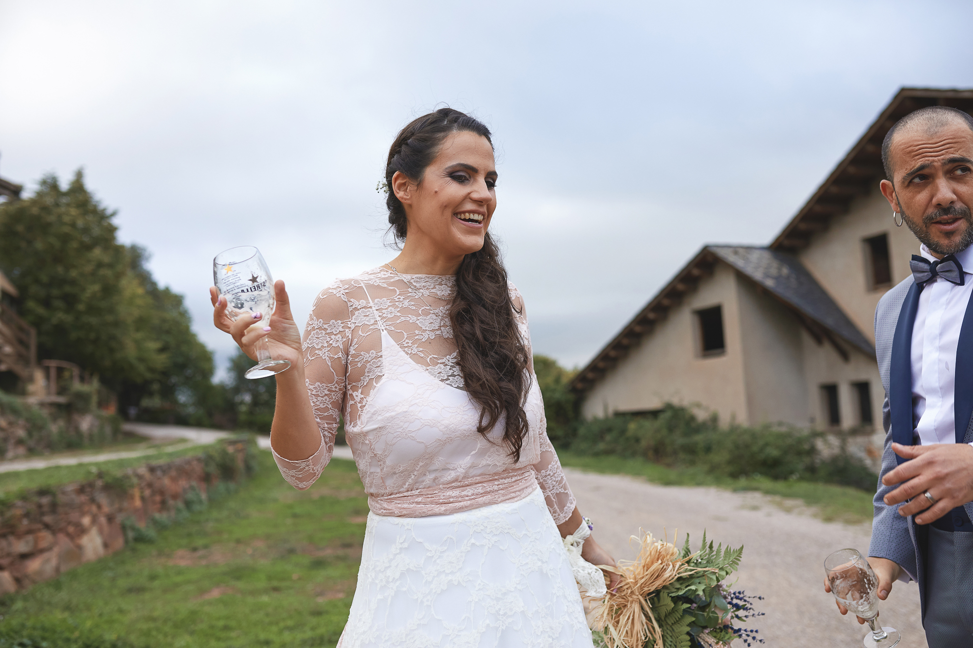 novios con una copa