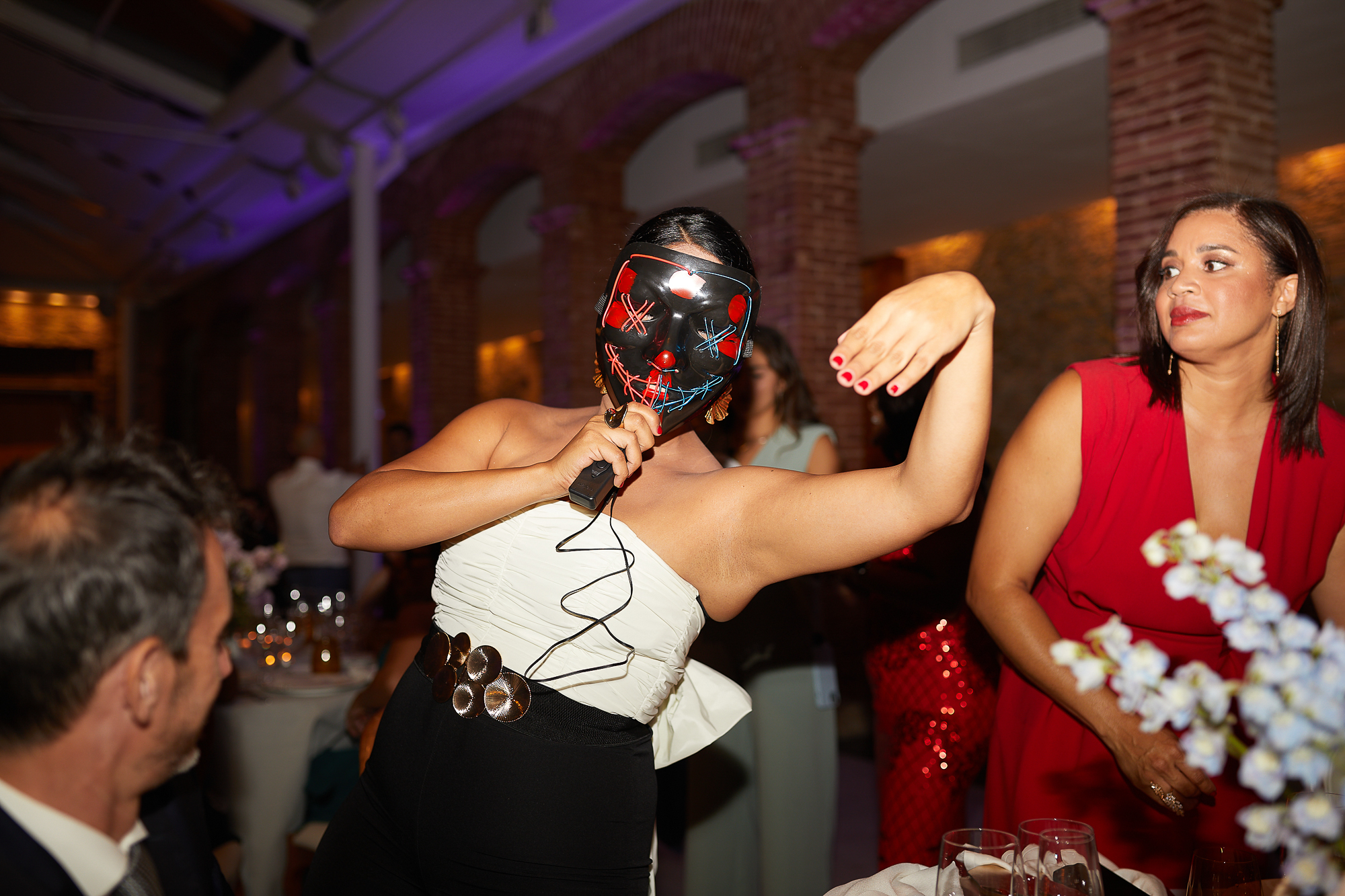 invitada disfrazada en la fiesta de bodas