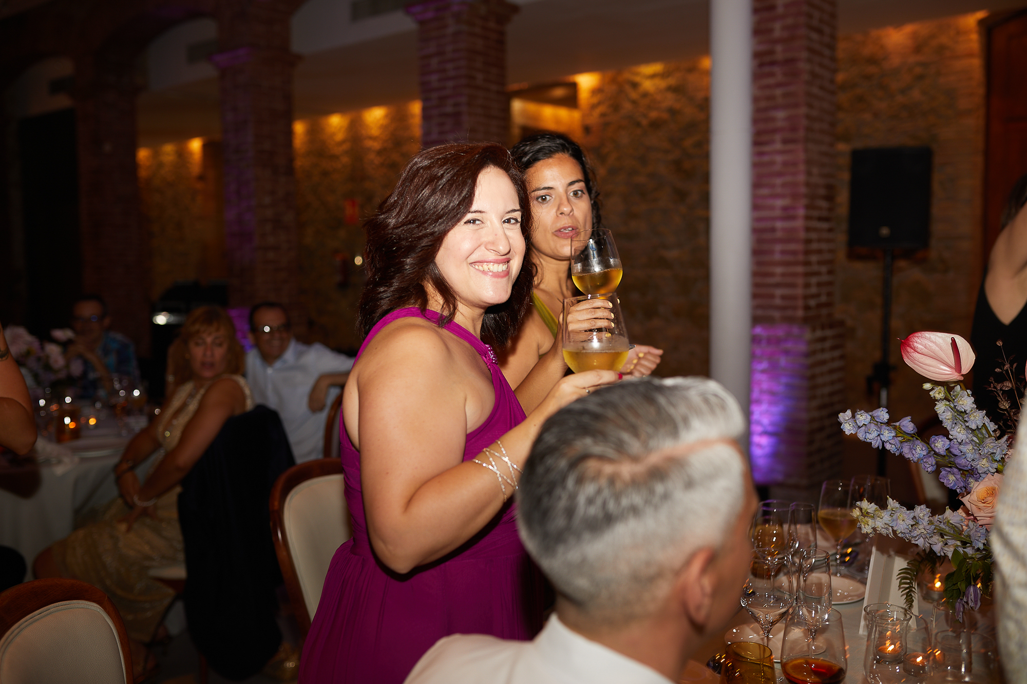 invitados bebiendo vino