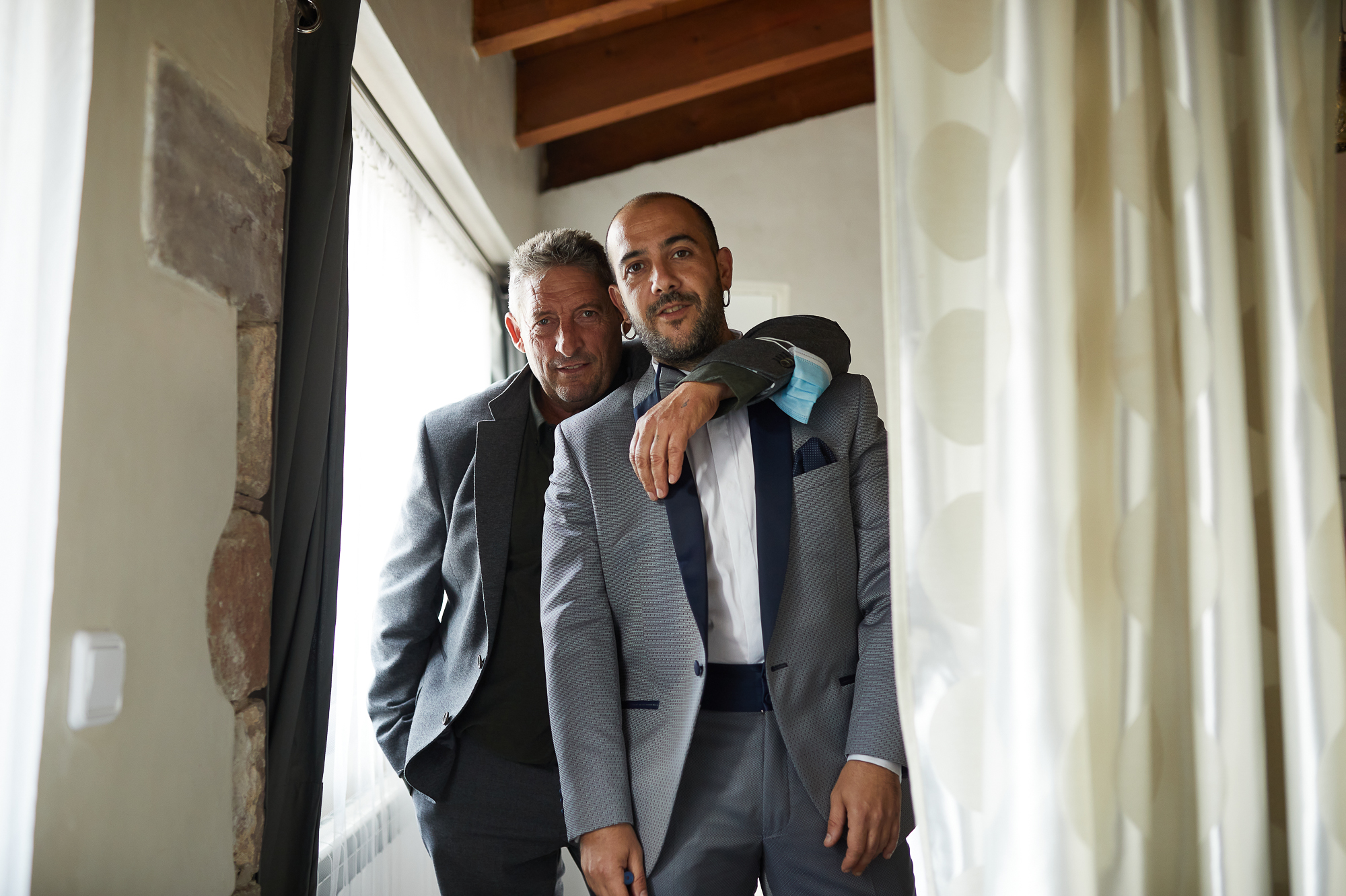 padre abraza al novio