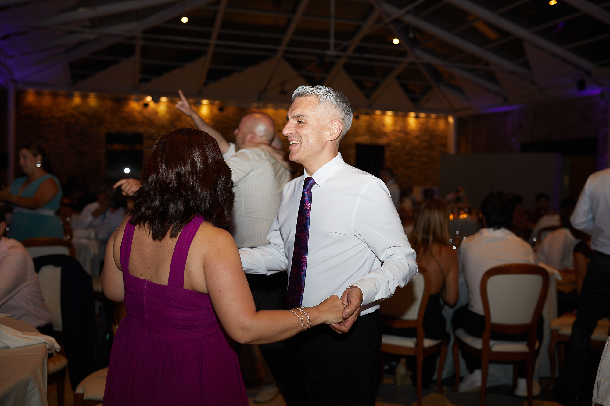 pareja bailando en la fiesta de boda