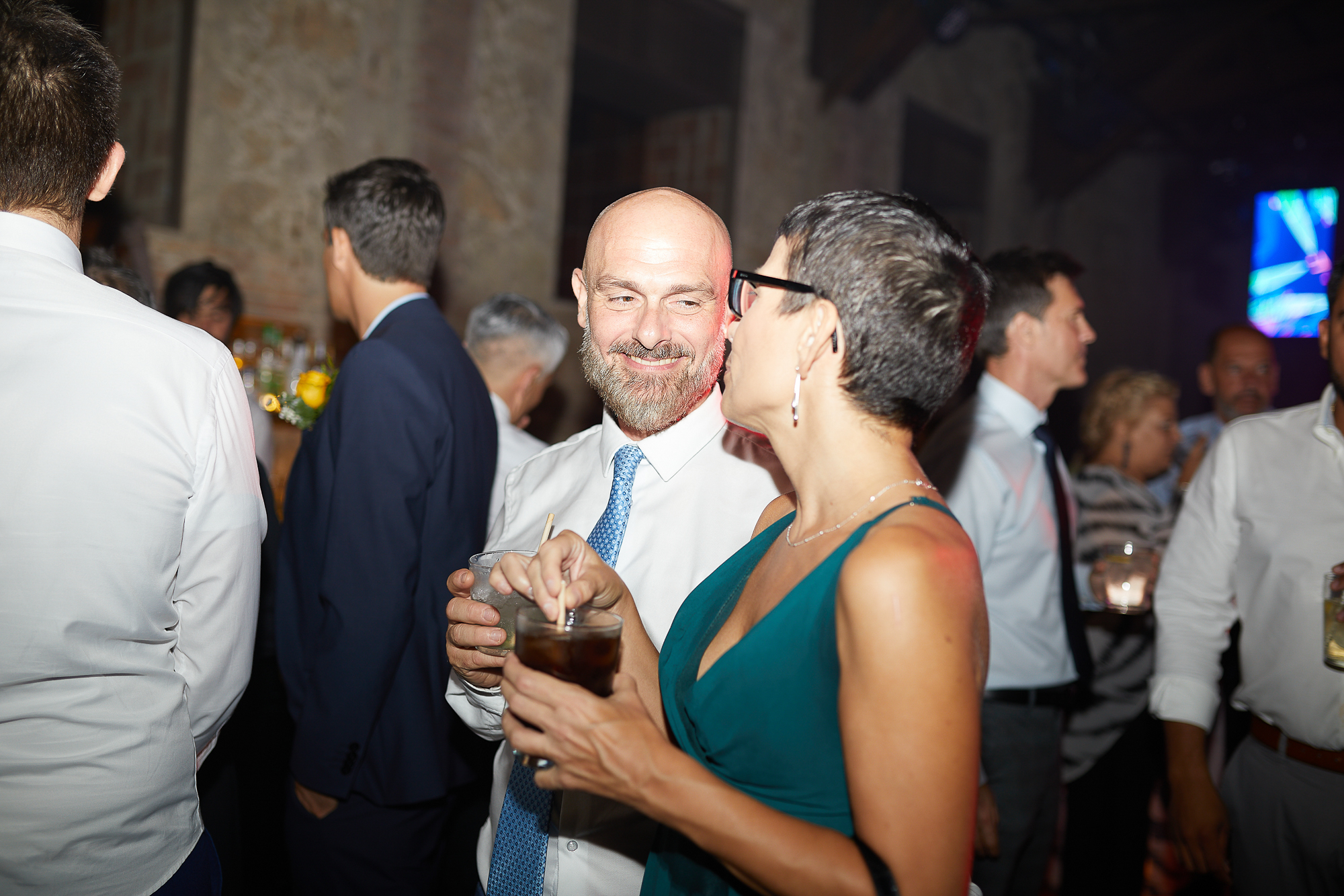 invitado bebiendo