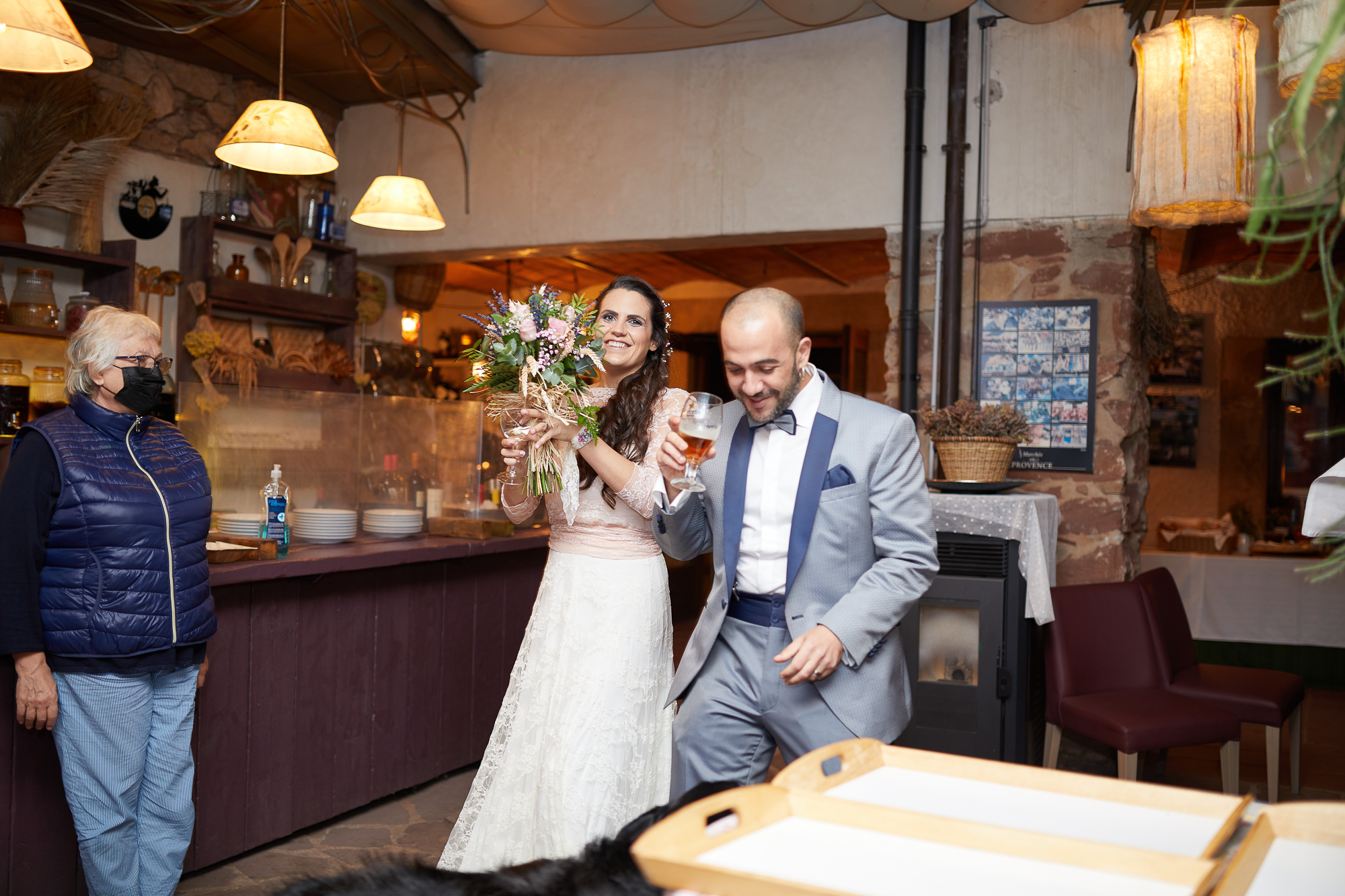los novios con un ramos de flores