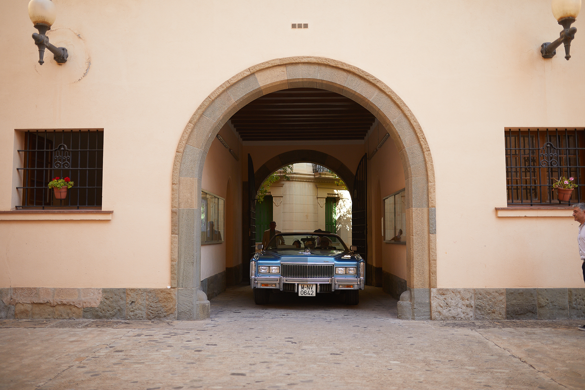 salida del coche con los novios