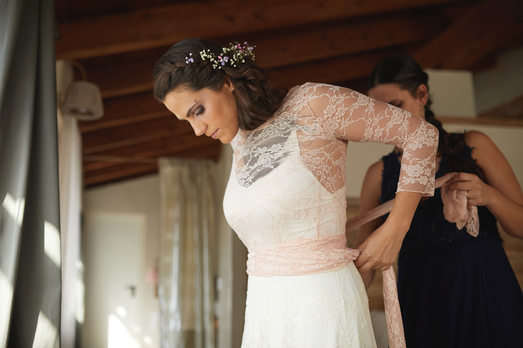 dama de honor ayudando a la novia