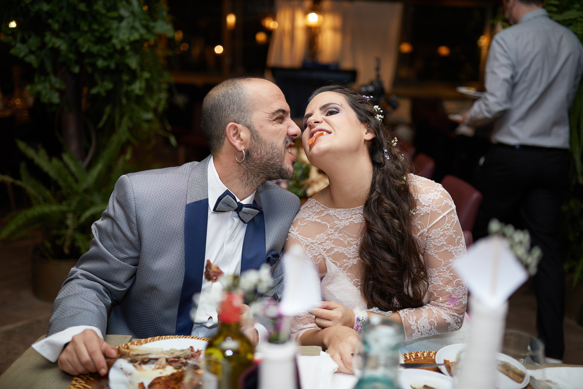 los novios comiendo