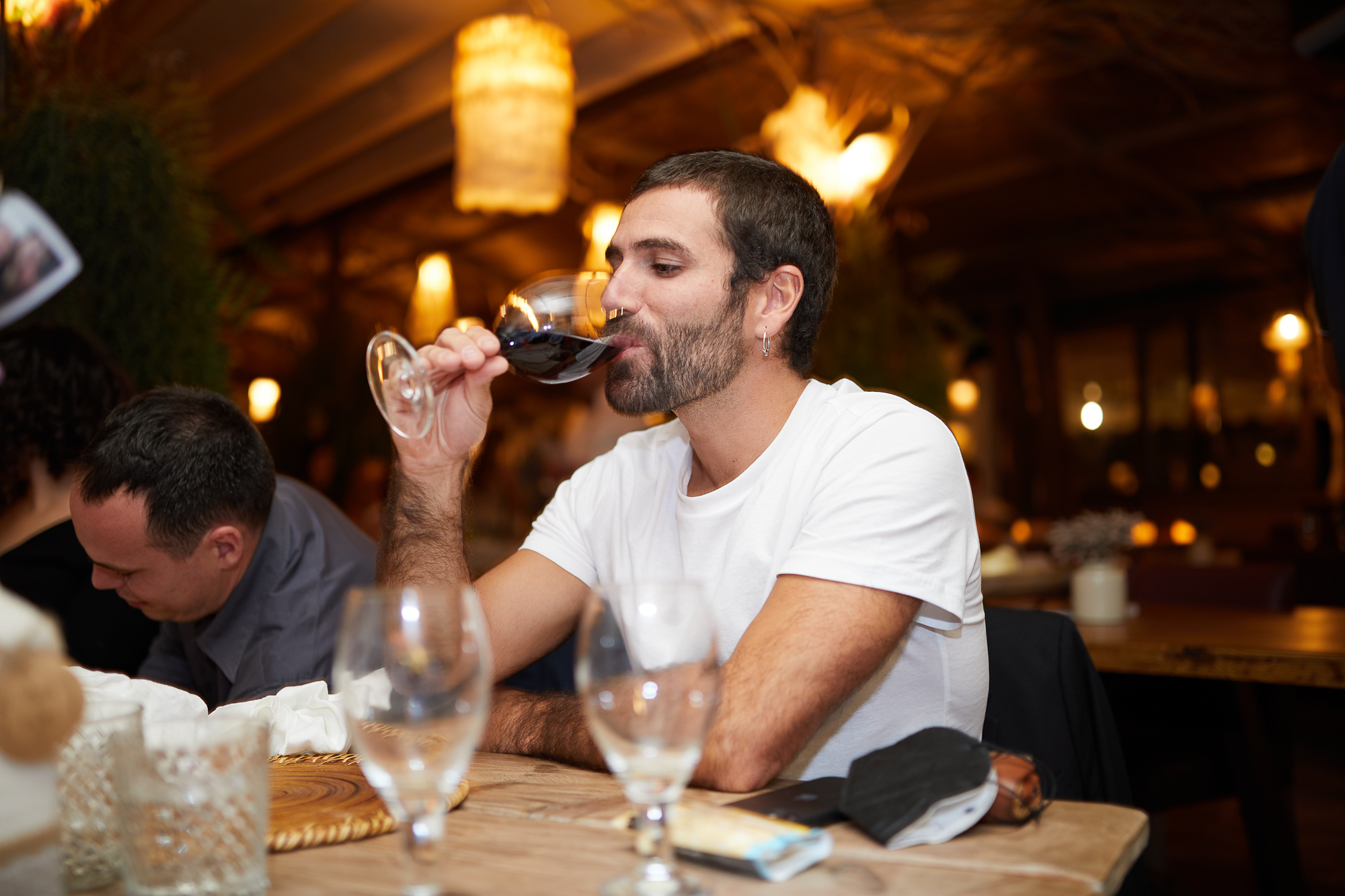 invitado de la boda bebiendo una copa de vino