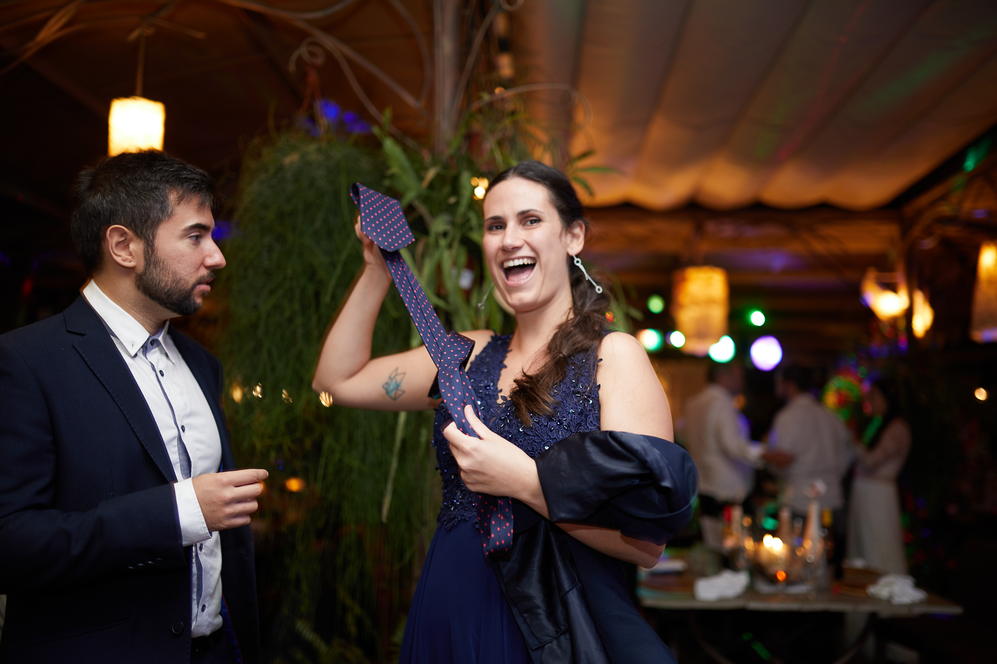 invitada de la boda con corbata