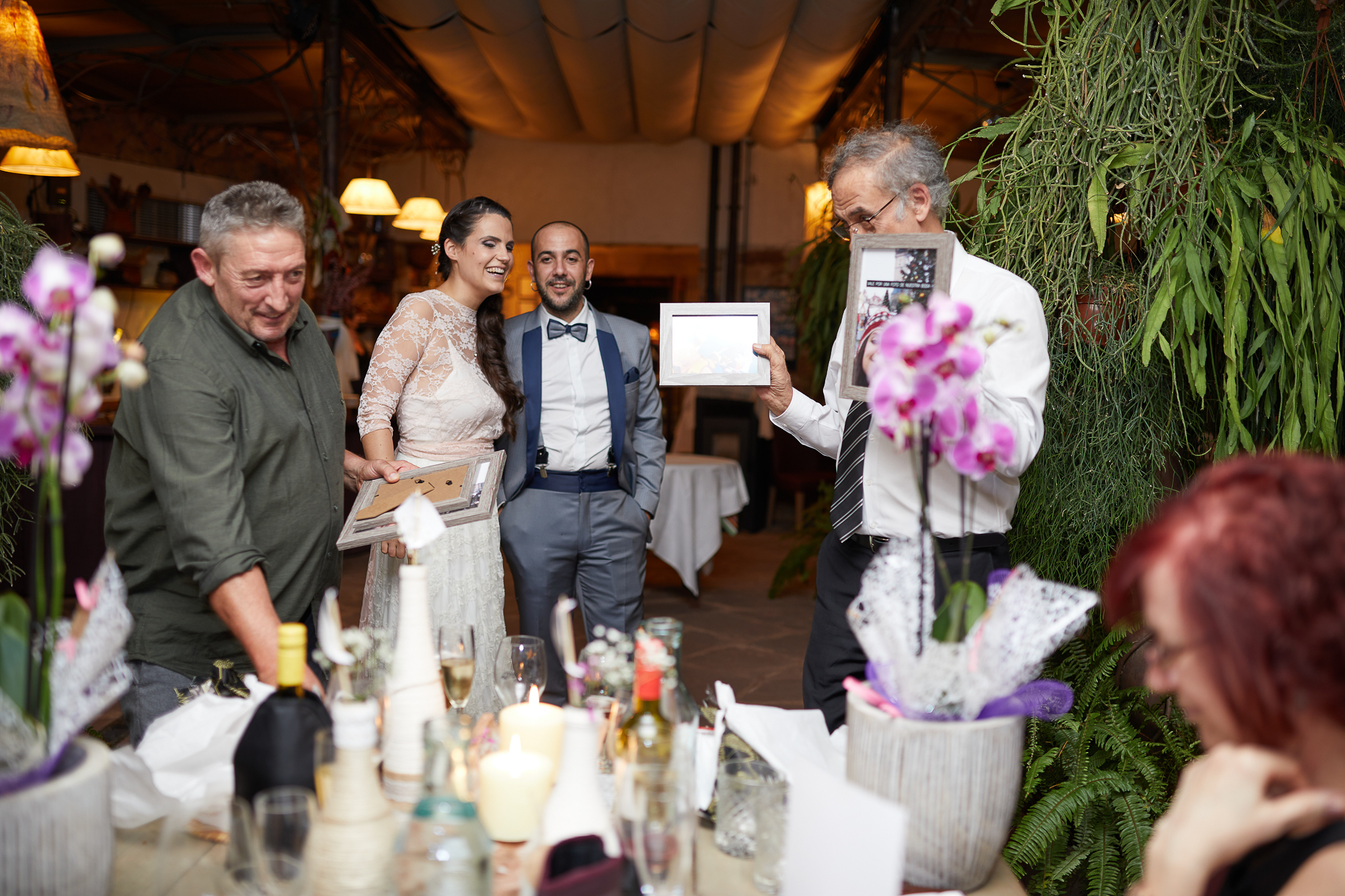 los novios regalan fotos a los invitados