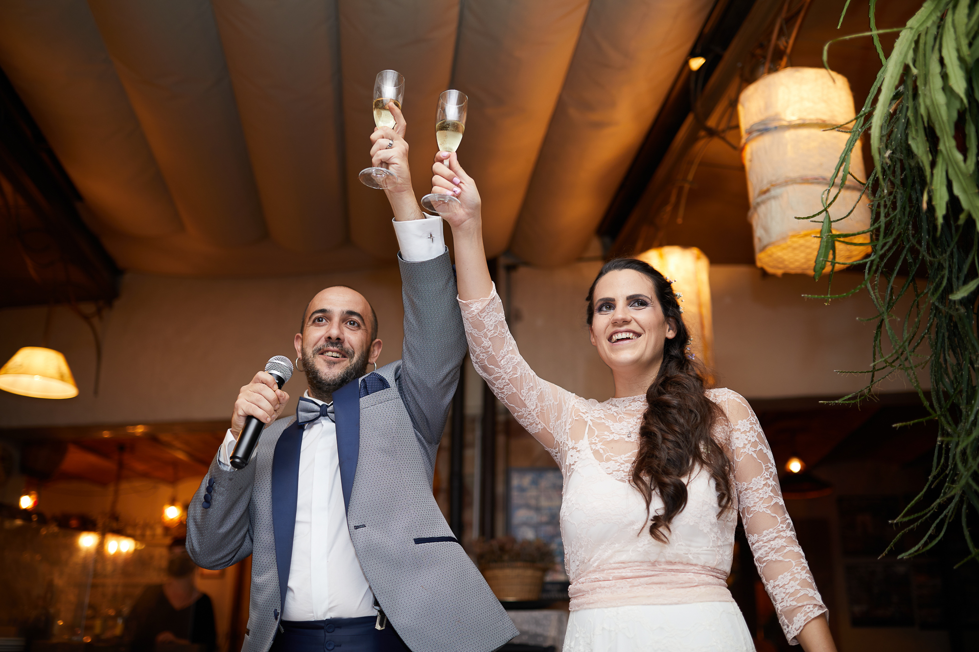 los novios proponiendo un brindis