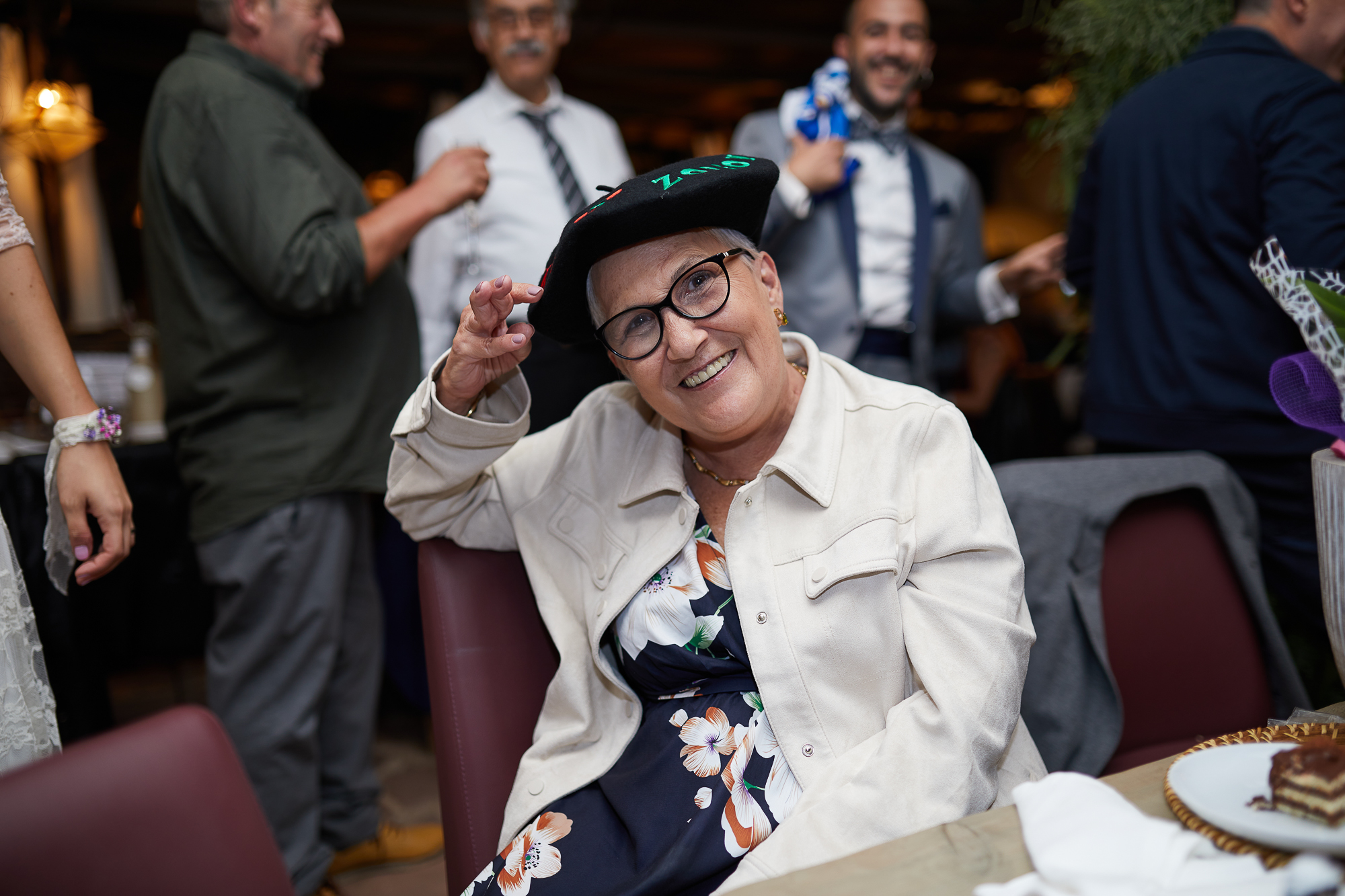 abuela del novio con sombrero vasco