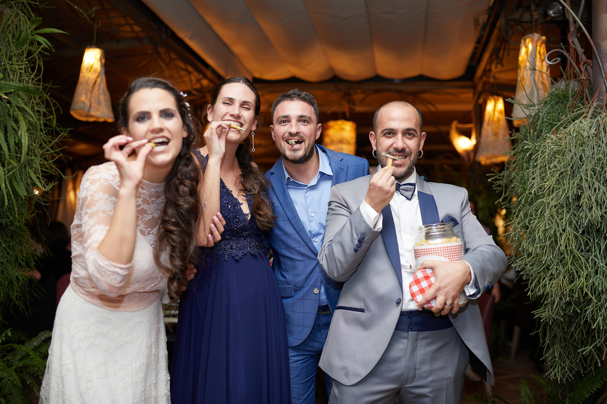 novios comiendo galletas