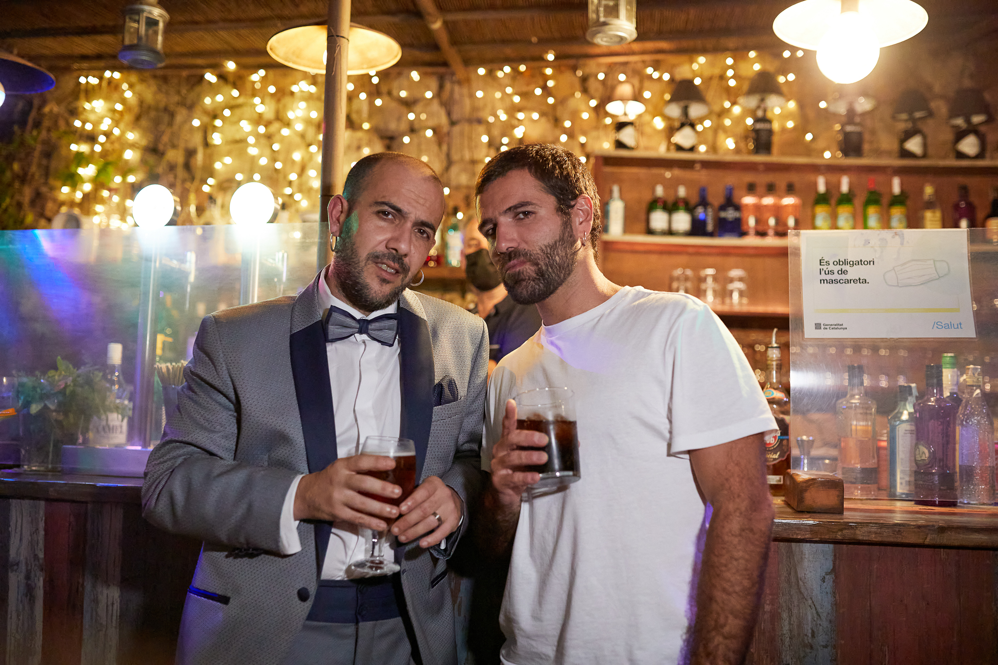 novio con su amigo en la barra del bar