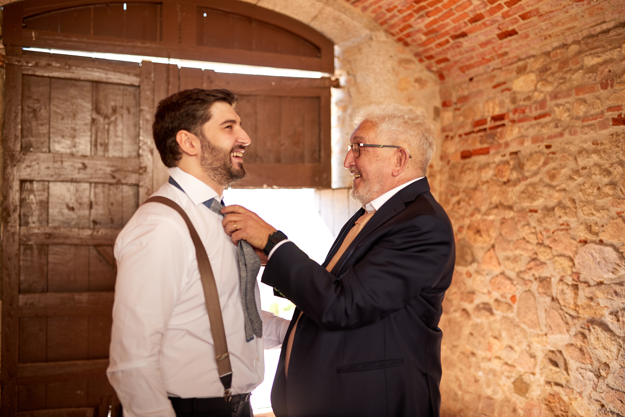 padre del novio anudando la corbata