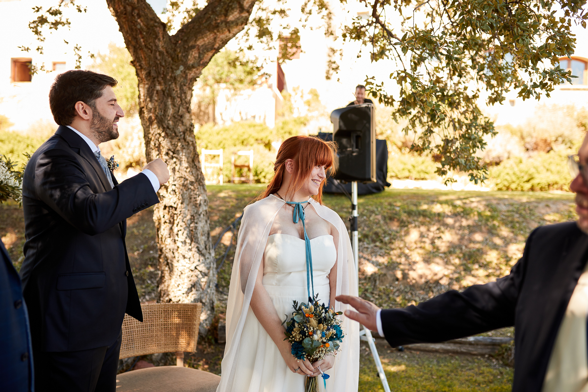 novia sosteniendo el ramo en el altar