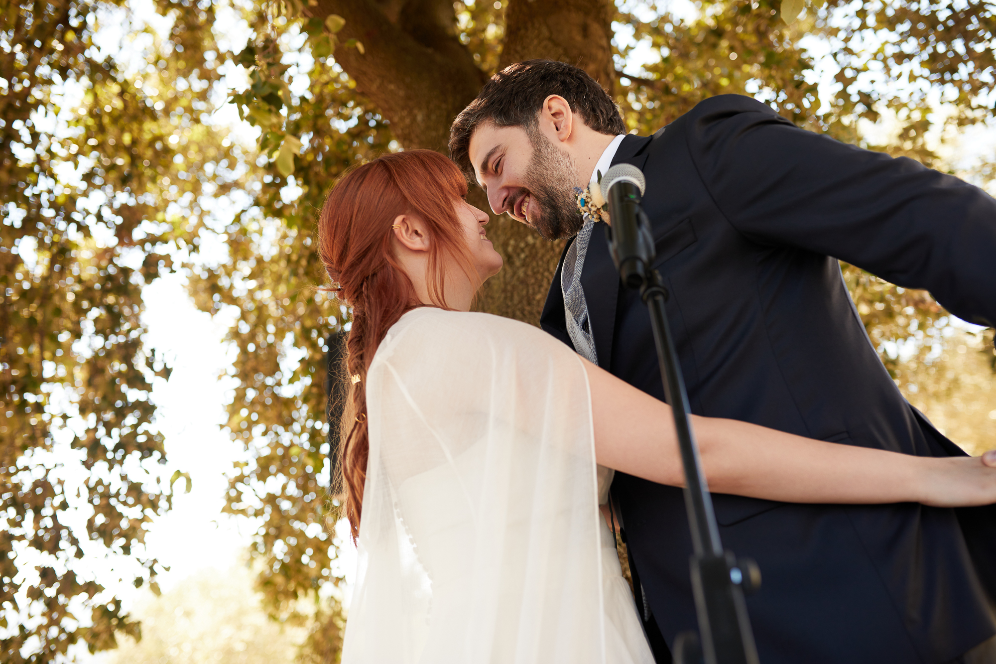mirada cómplice de los recién casados