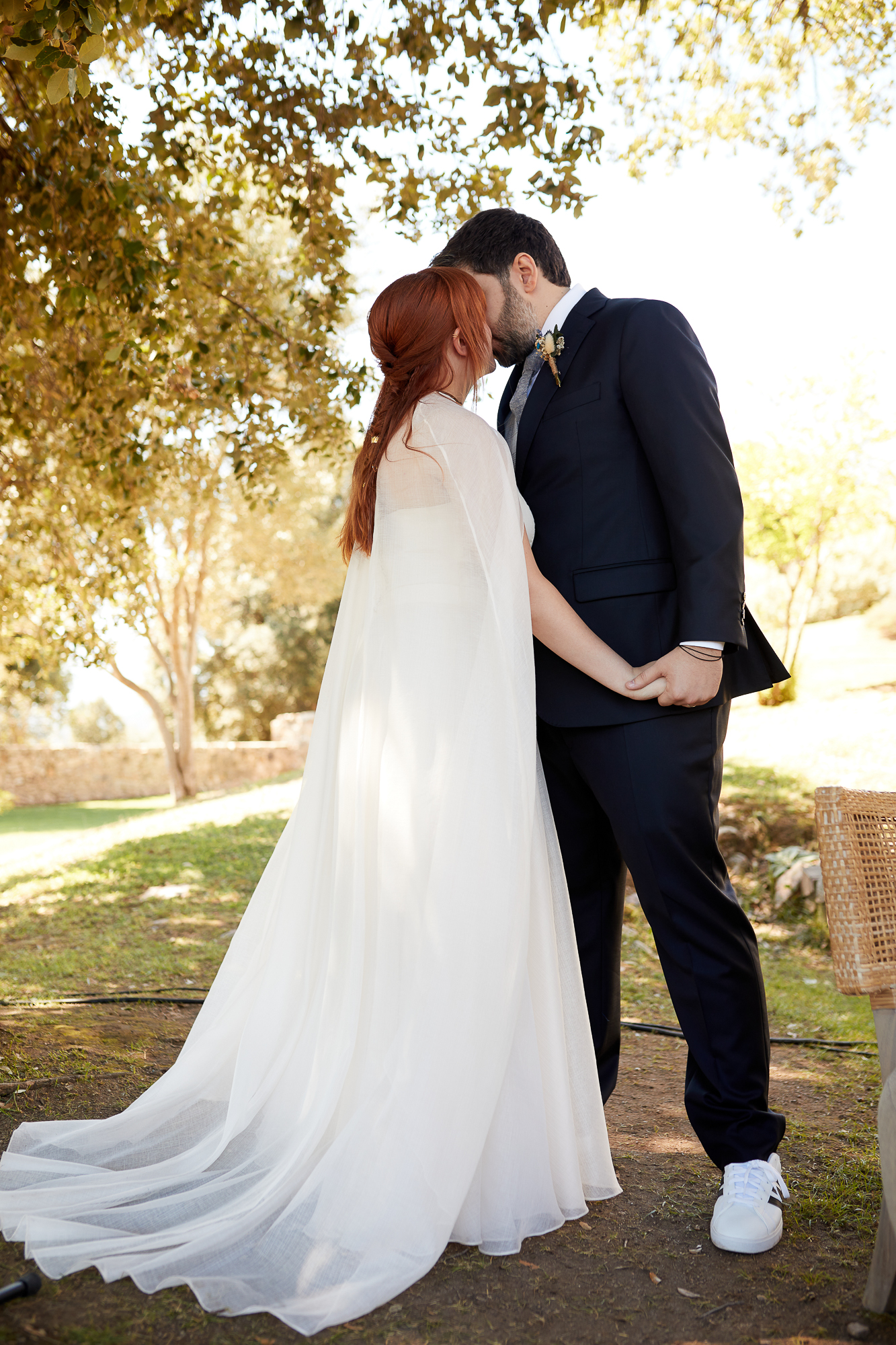 beso de los novios en el bosque