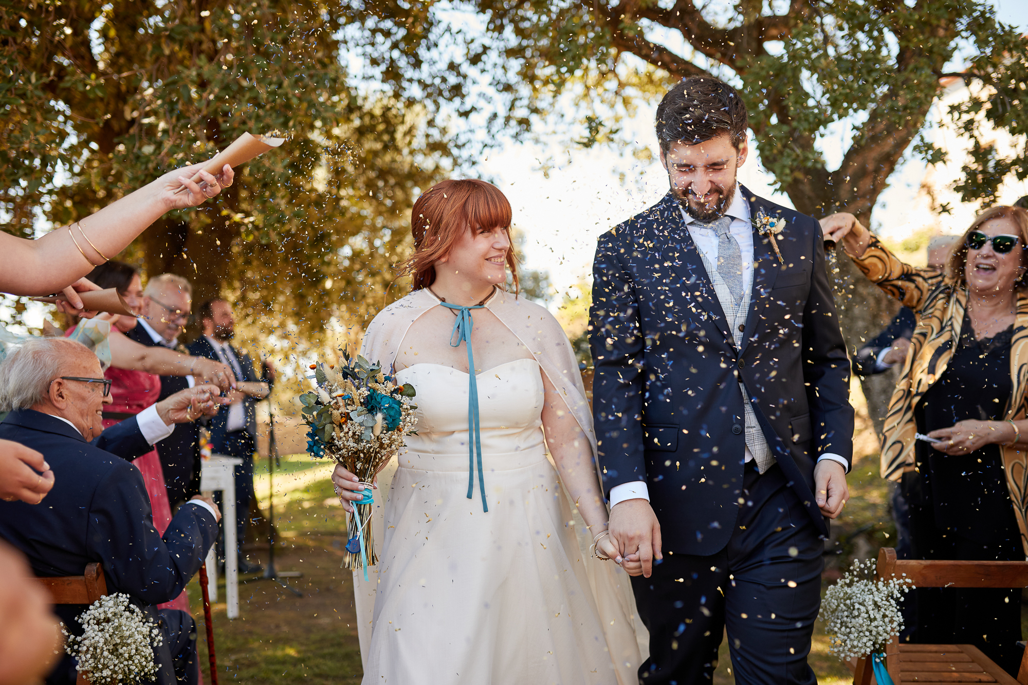 invitados lazando confeti a los novios