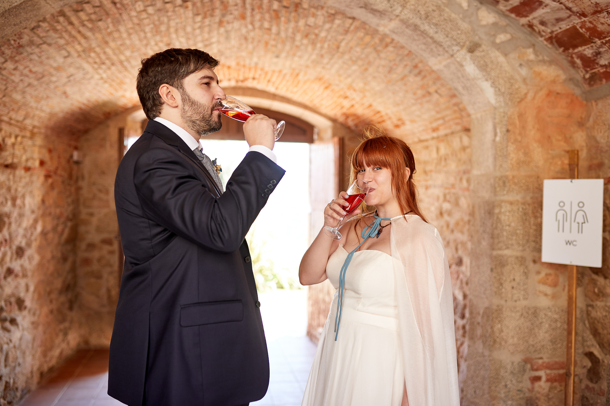 novios bebiendo una copa de vino