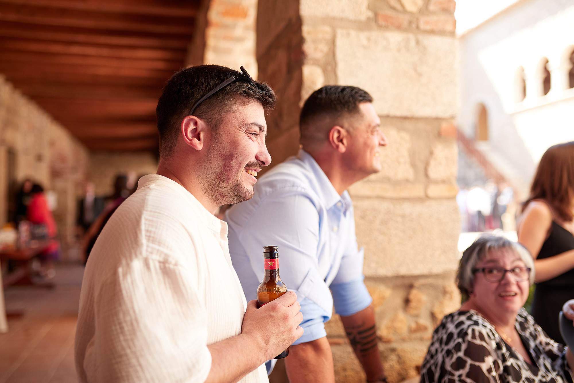 invitados con una botella de cerveza