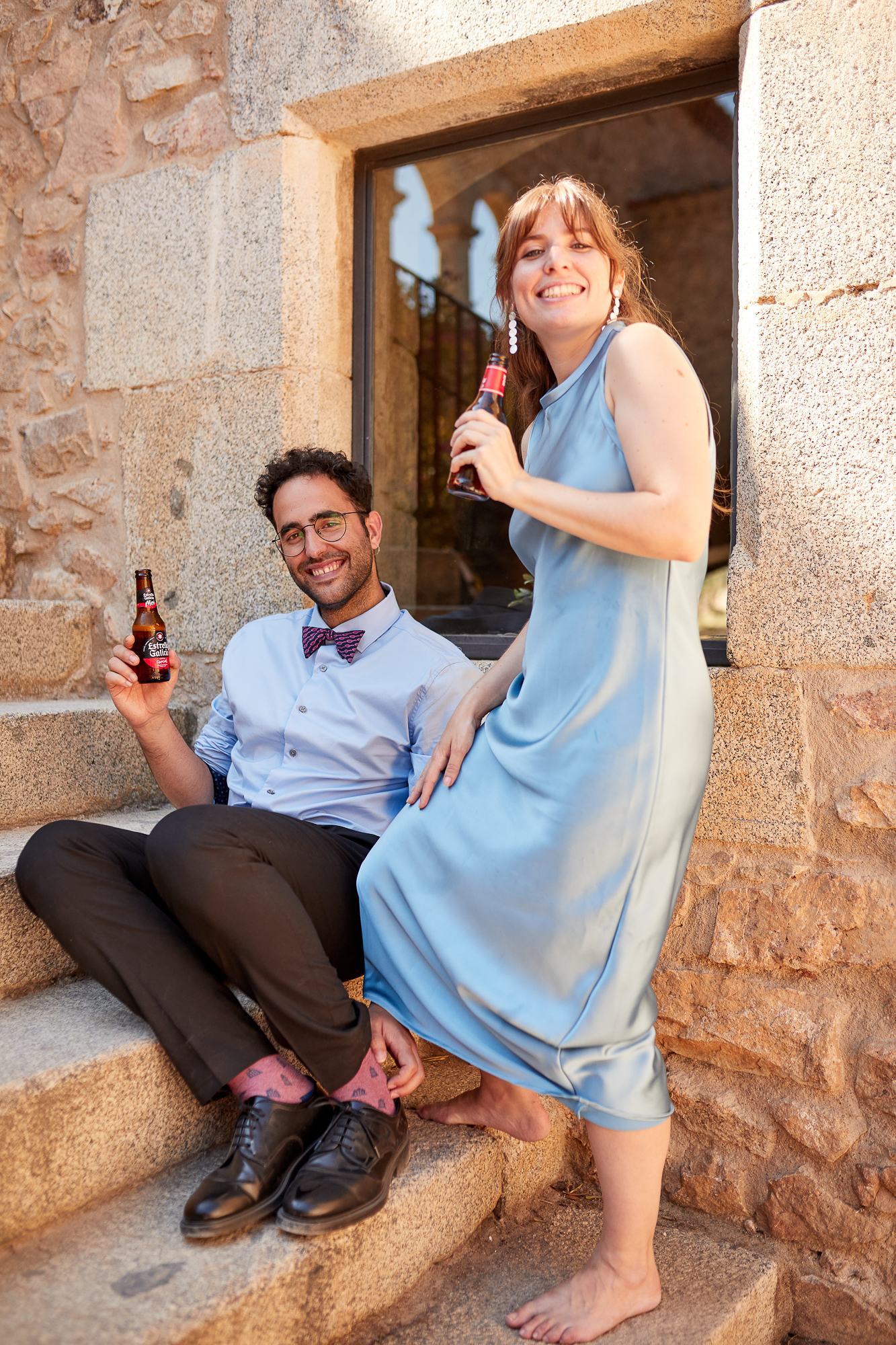 invitados con una botella de cerveza