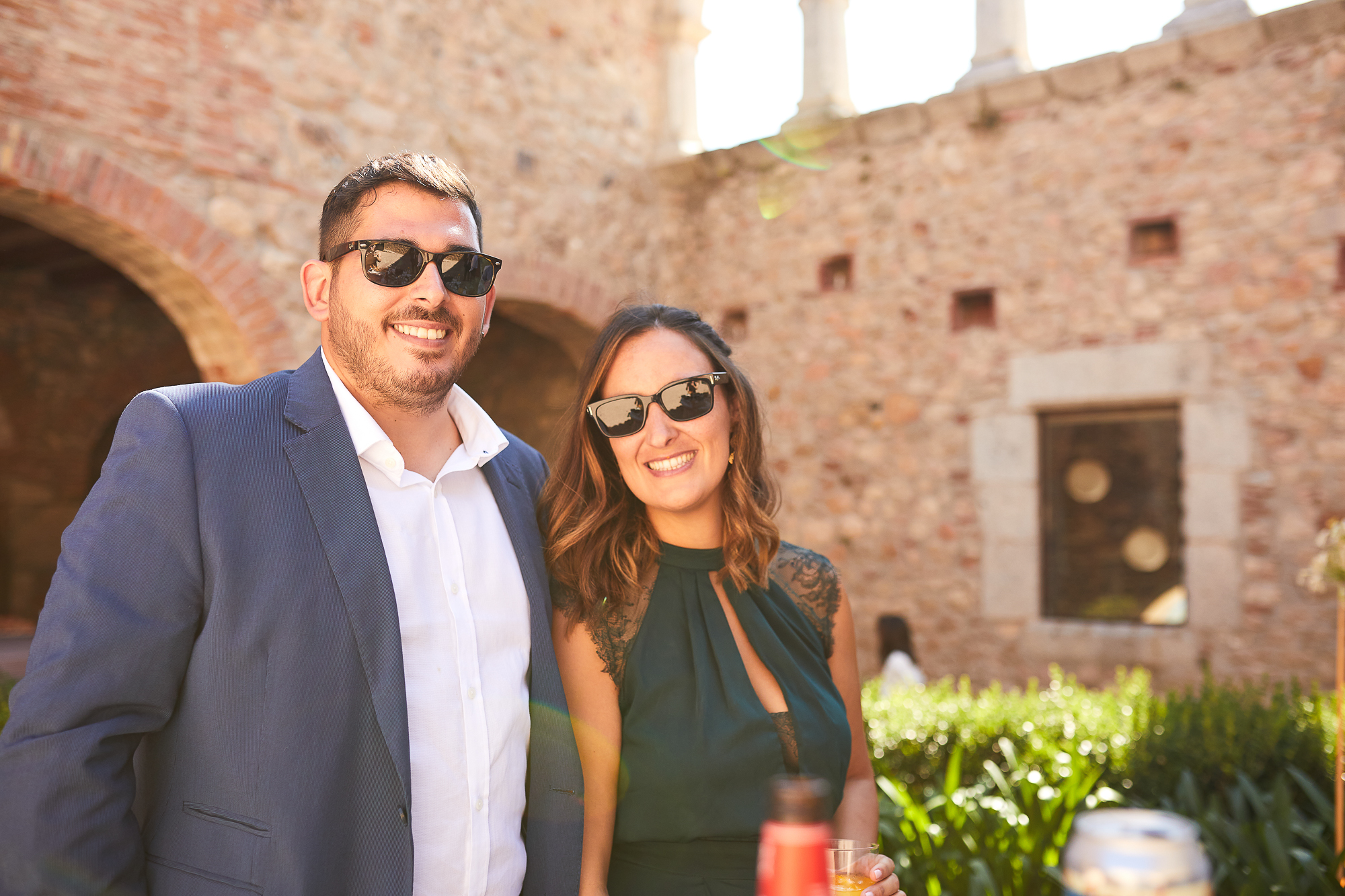 invitados de la boda con gafas de sol