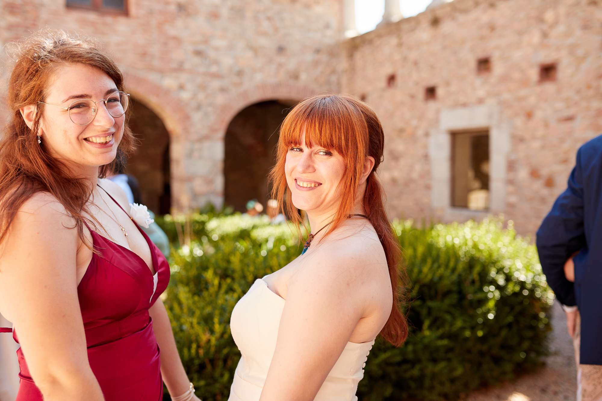 la novia y su amiga sonriendo