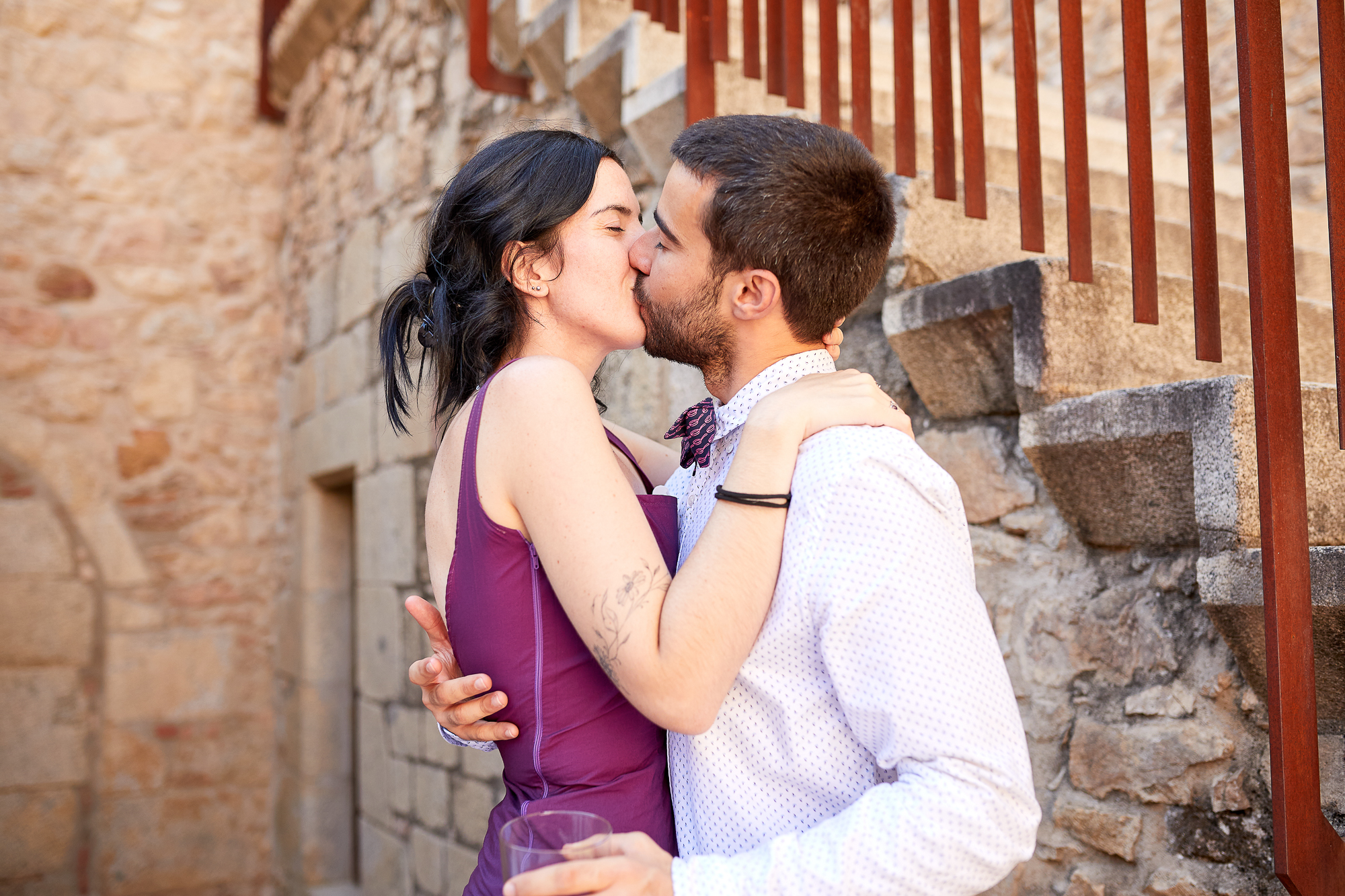 beso de pareja de invitados