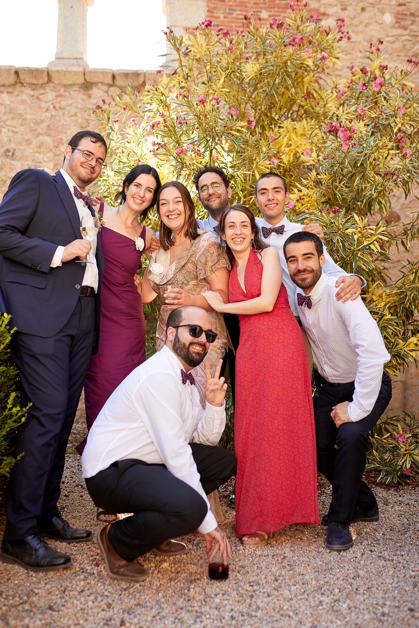 invitados de la boda posando en el jardin
