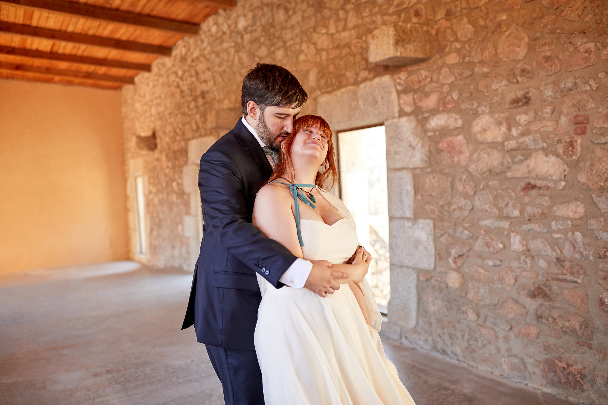 novio abrazando por la espalda a la novia
