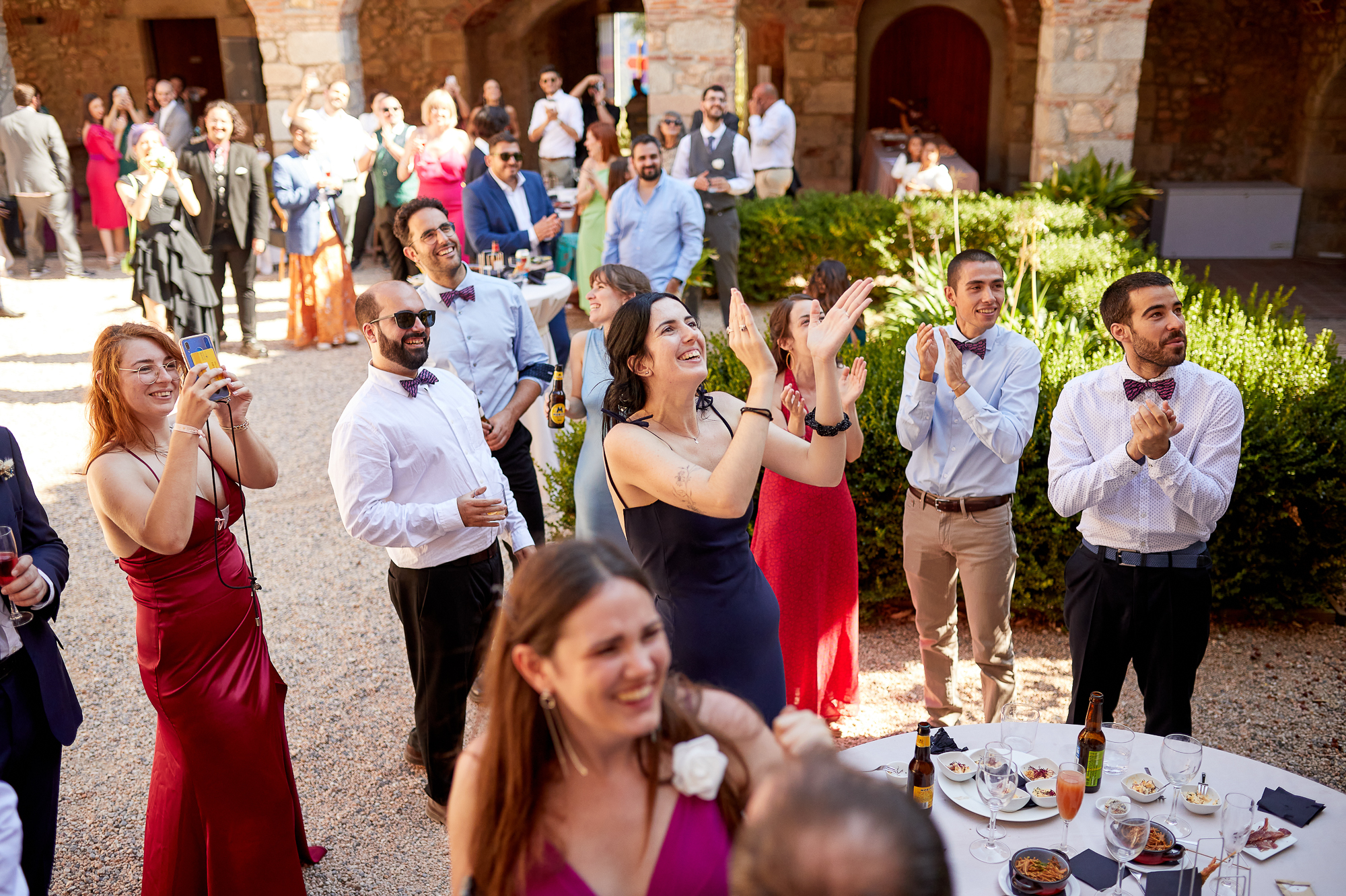 invitados aplaudiendo a los novios