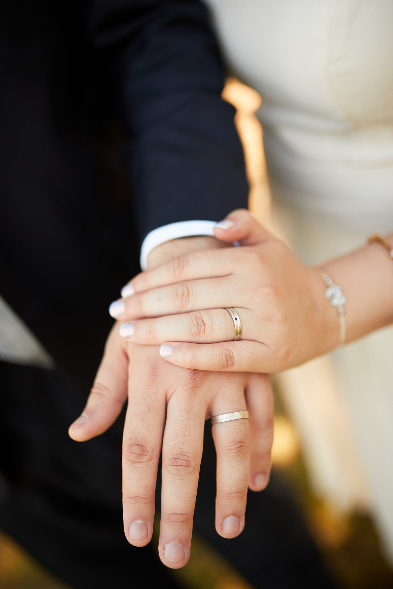 manos de los novios enseñando los anillos