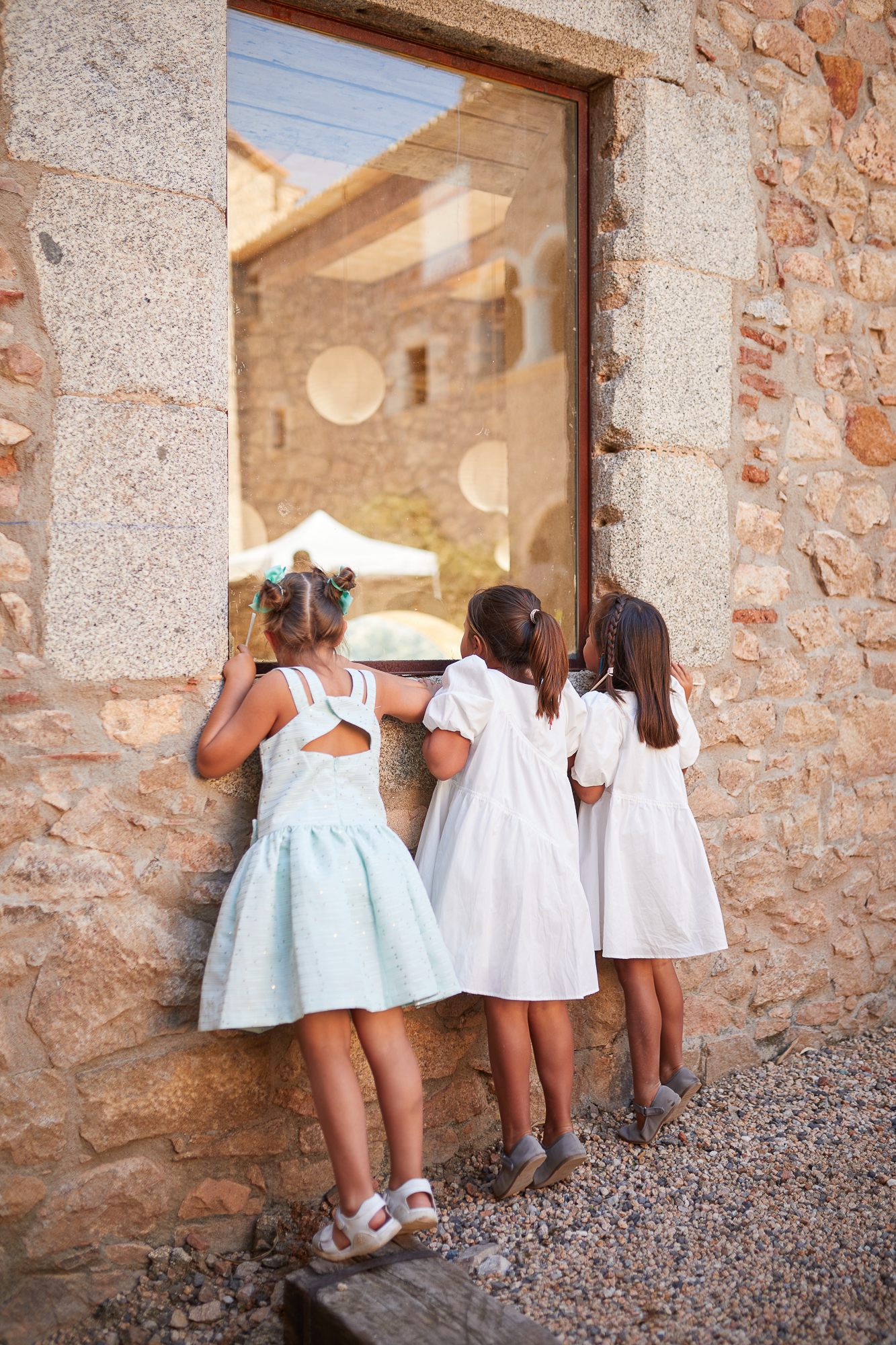 niñas mirando por la ventana a los novios