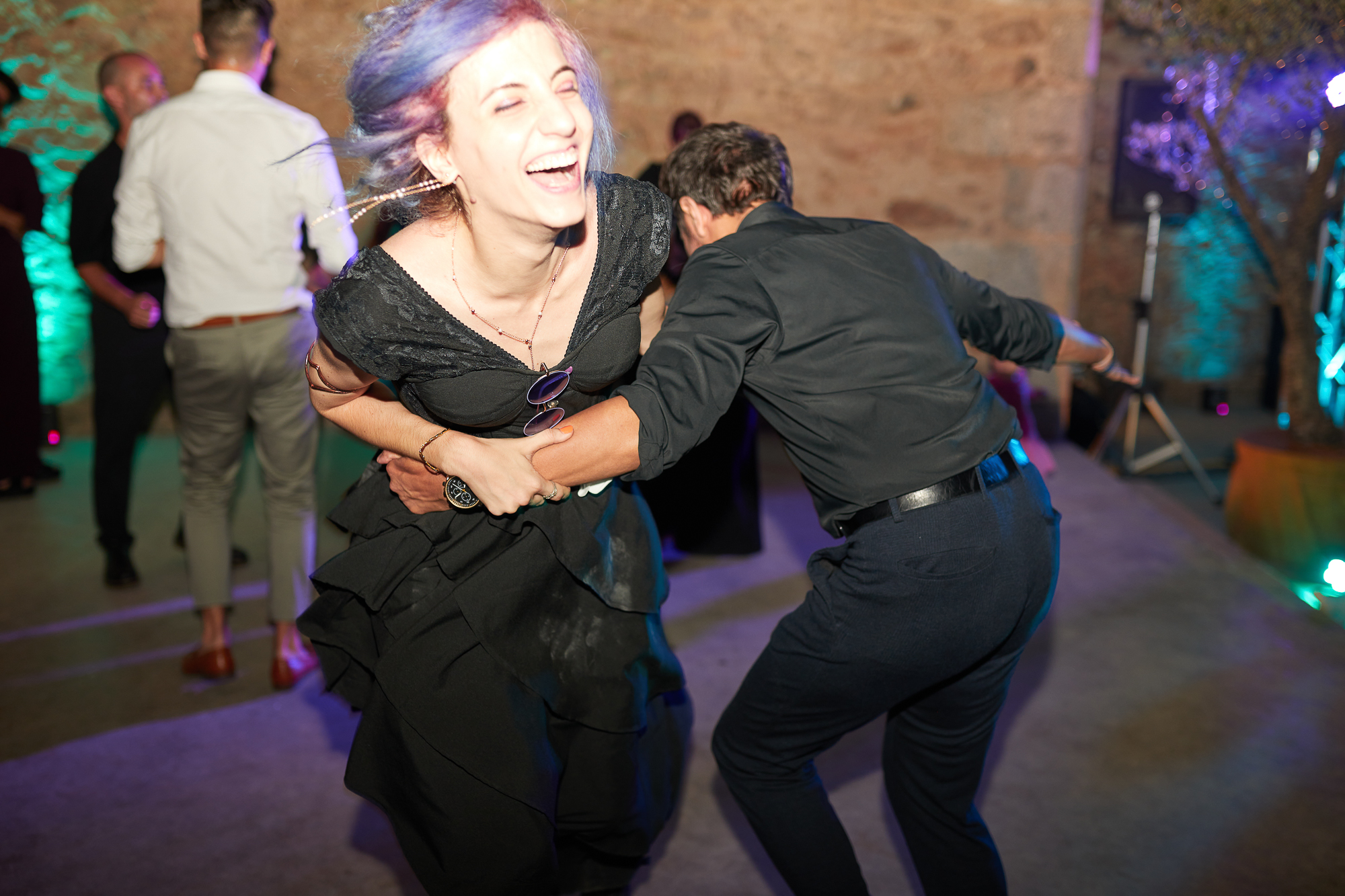 invitados bailando en la disco