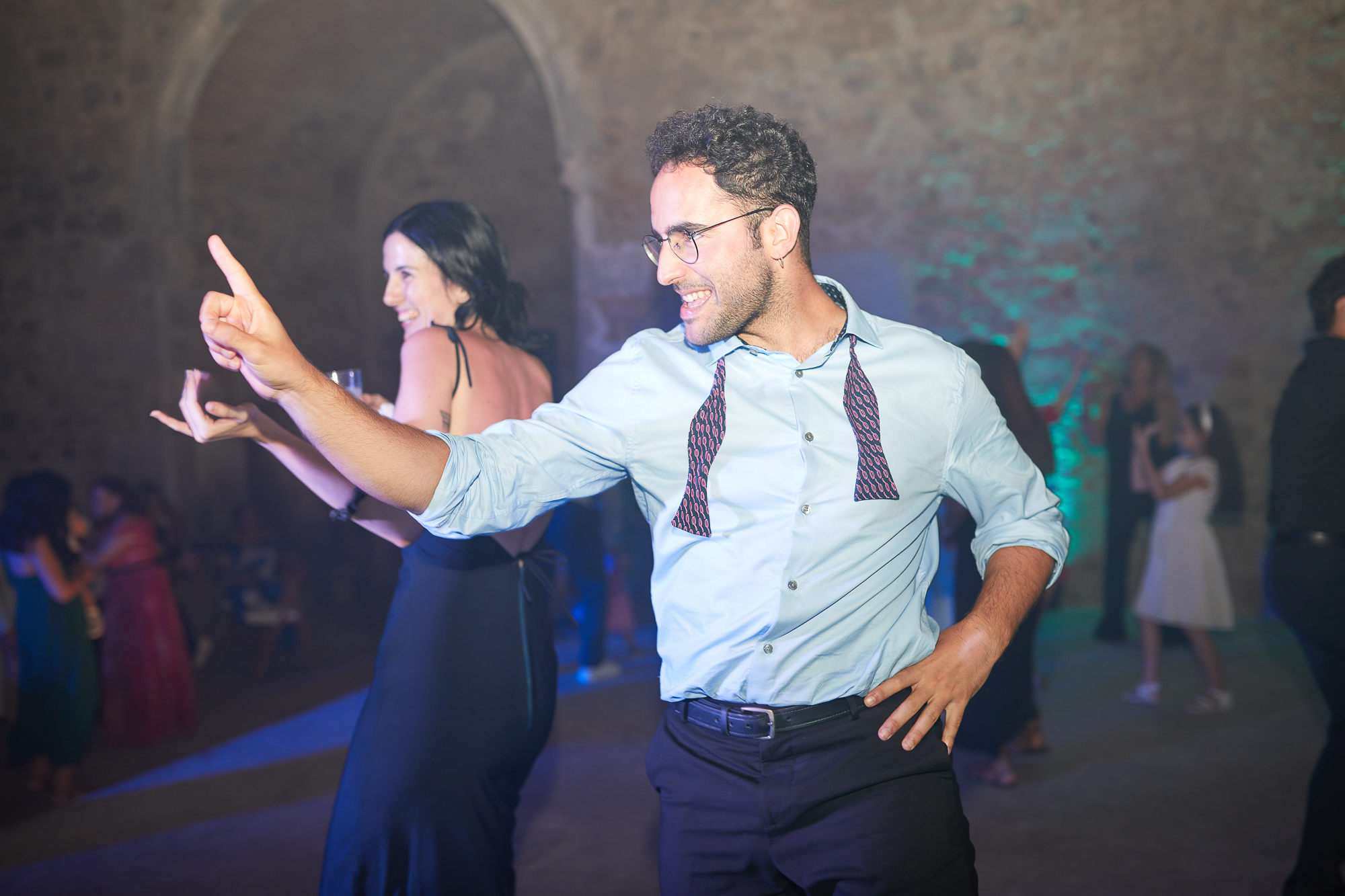invitados bailando en la discoteca