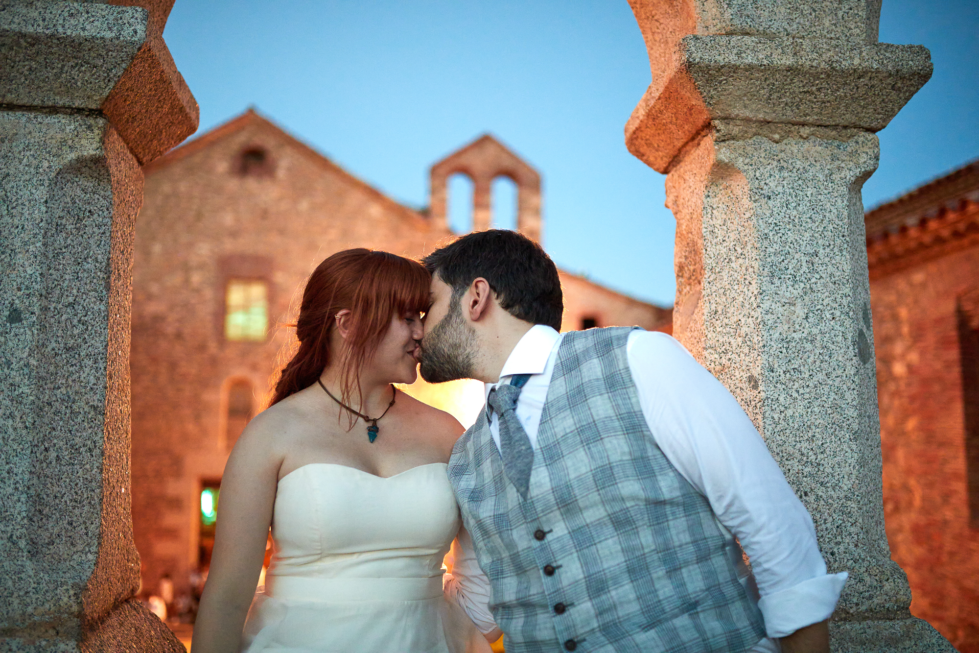 beso de recién casados en el castillo