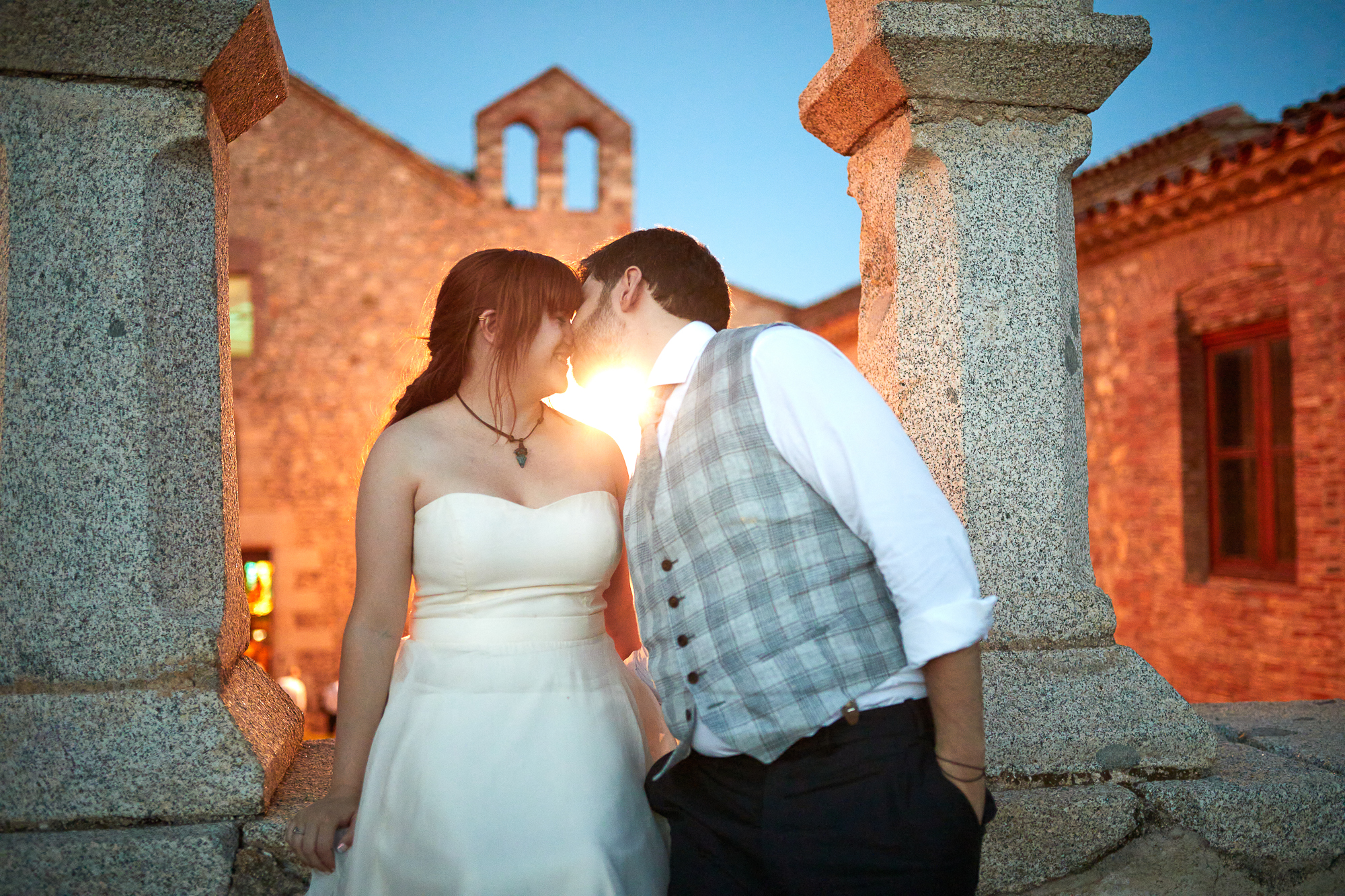 beso de recién casados en el castillo