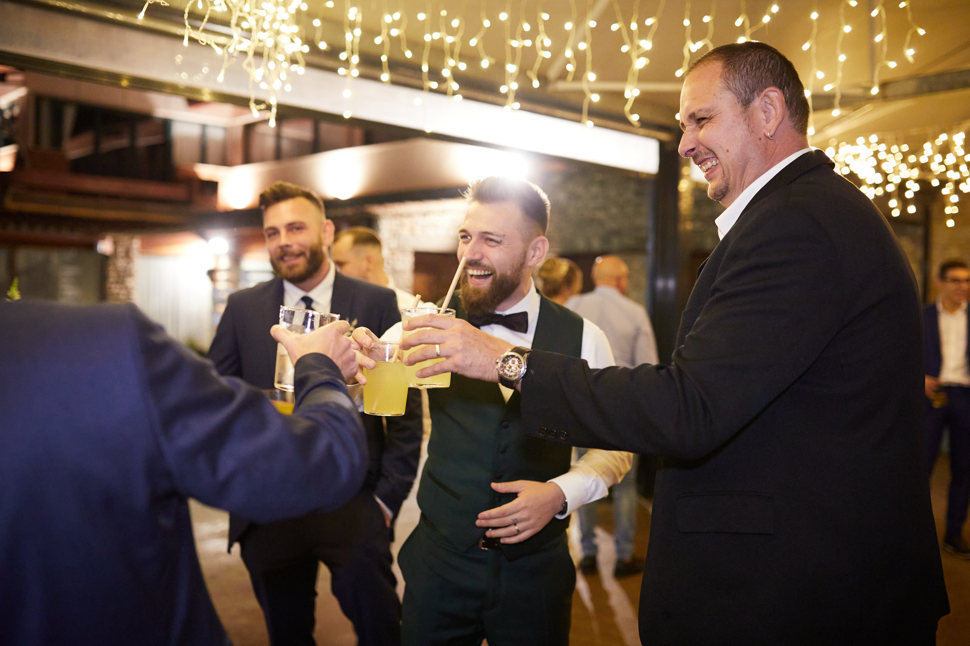 novio haciendo un brindis con sus amigos