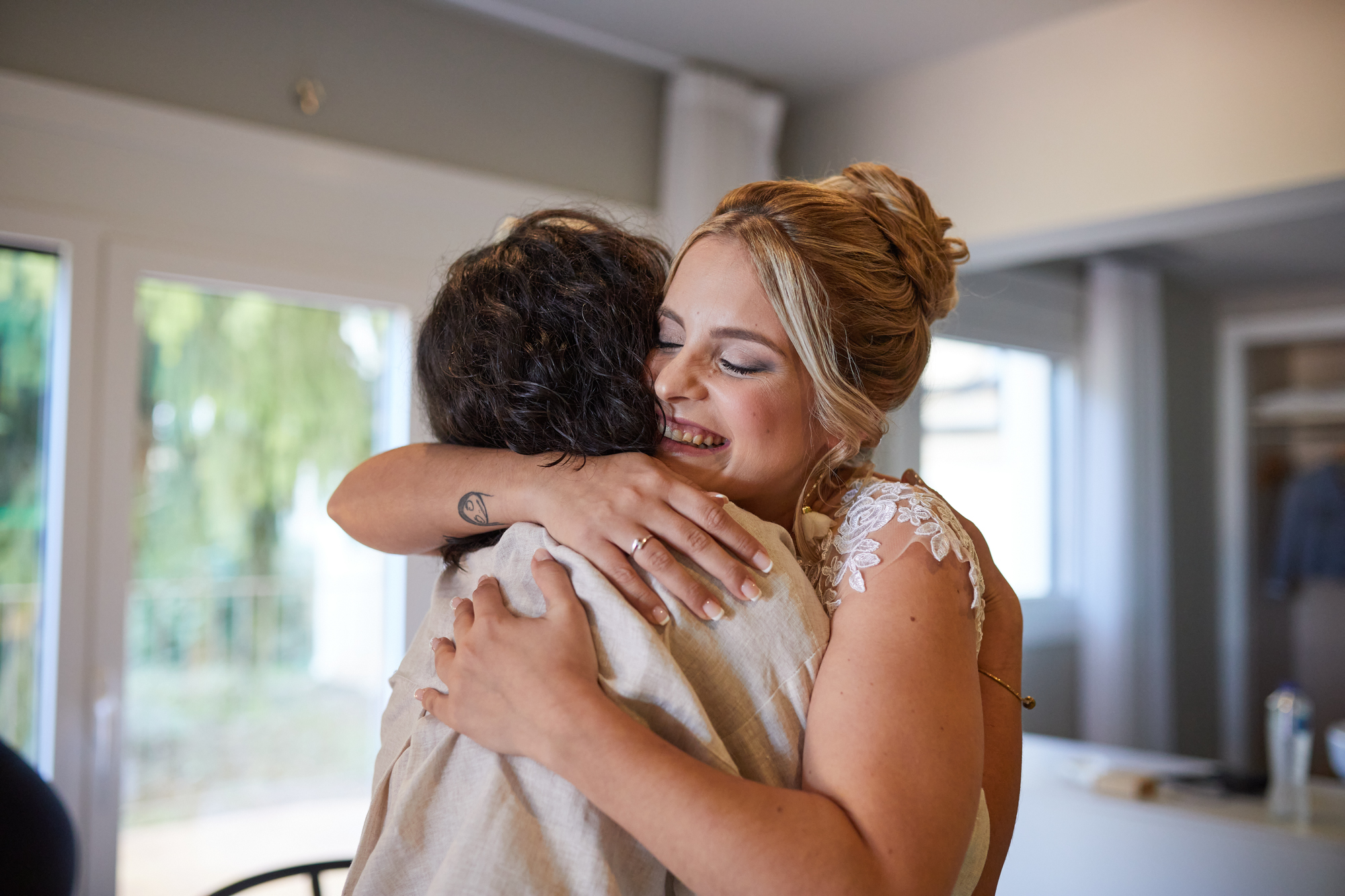 dama de honor abraza a la novia
