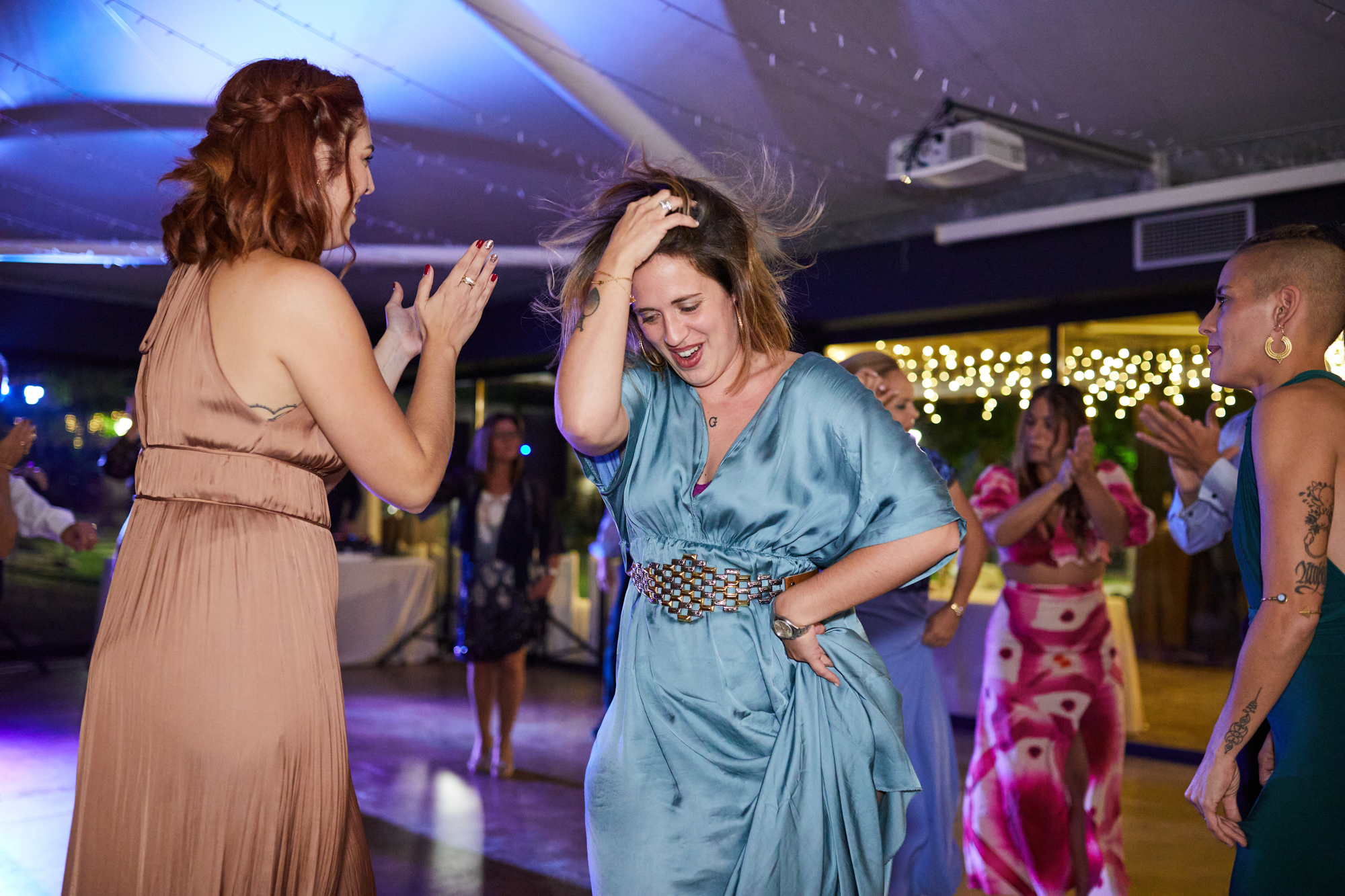 mujeres bailando en la boda