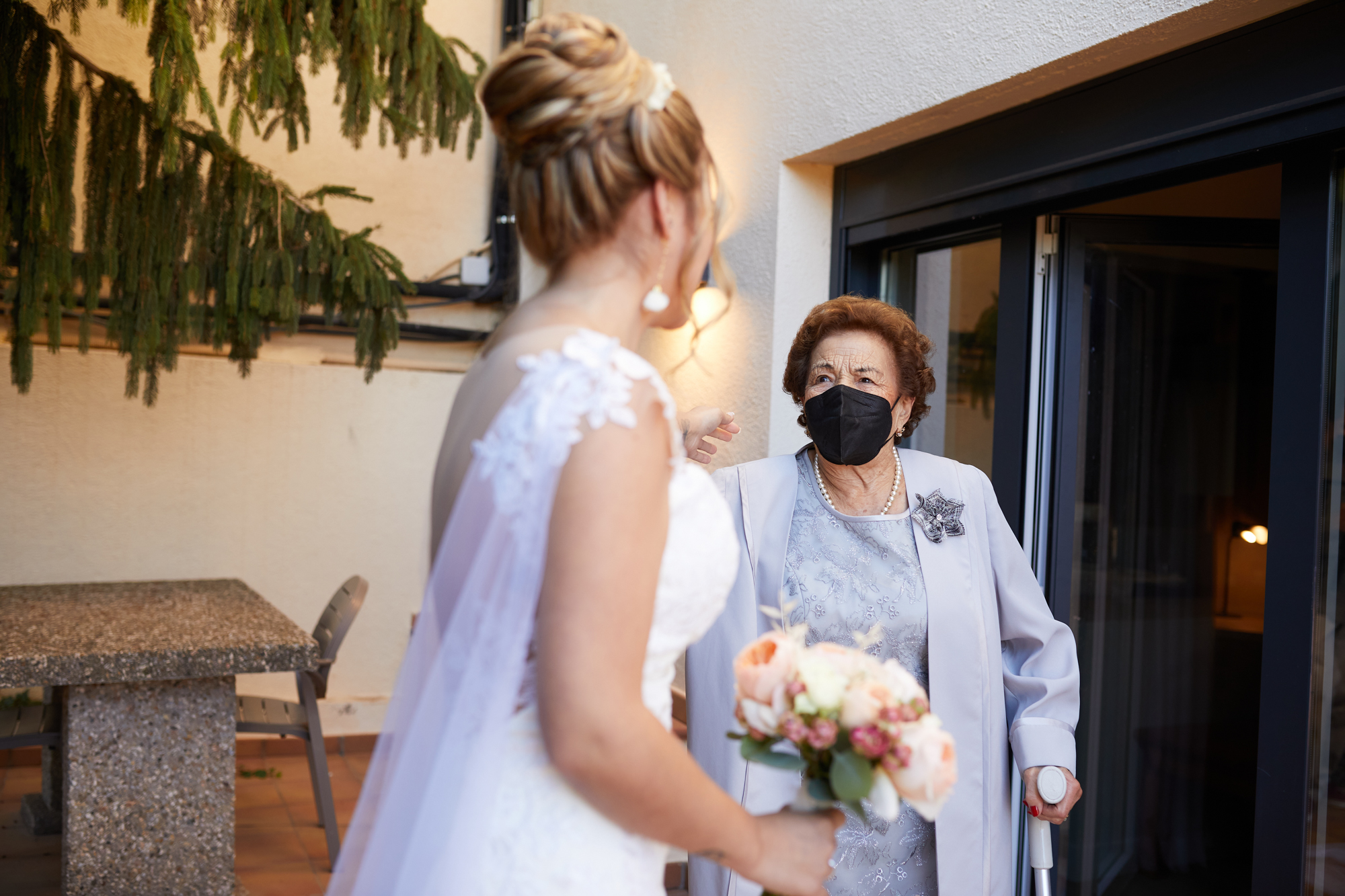 la novia con su abuela en el patio